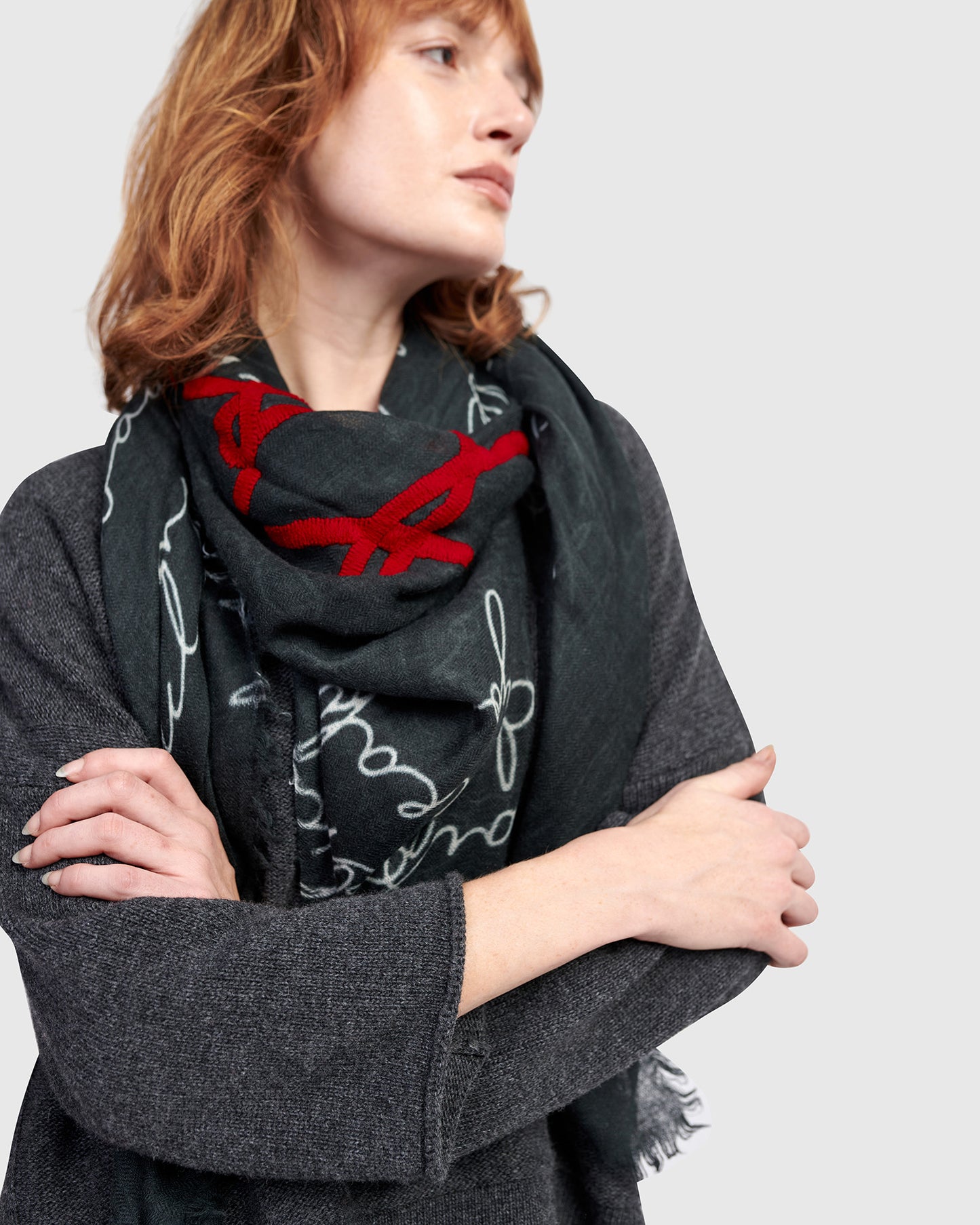 צעיף אפור רקום מודפסים