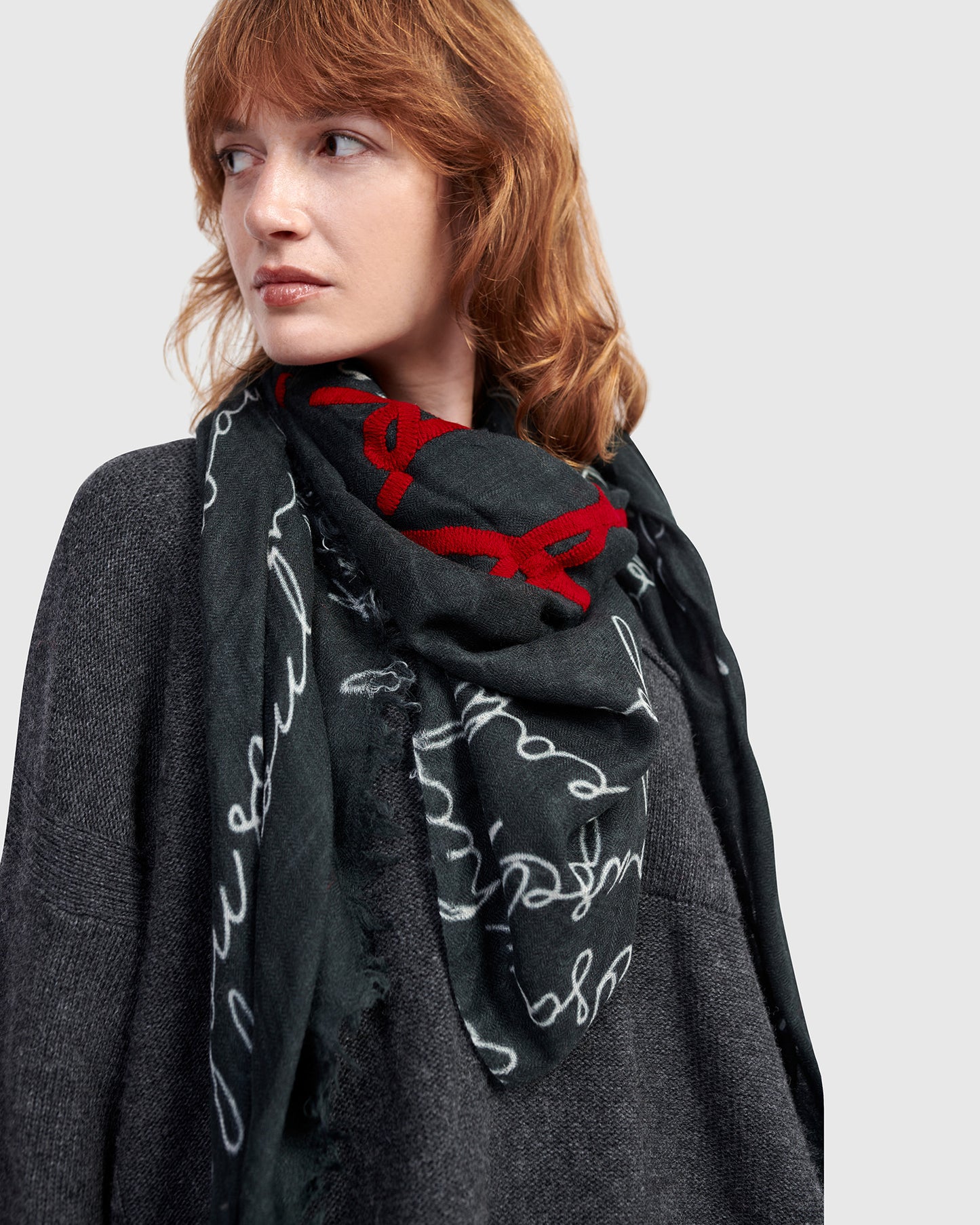 צעיף אפור רקום מודפסים