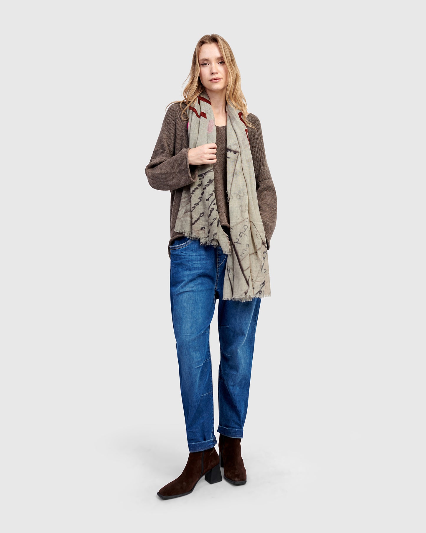 צעיף אפור בהיר רקום מודפסים