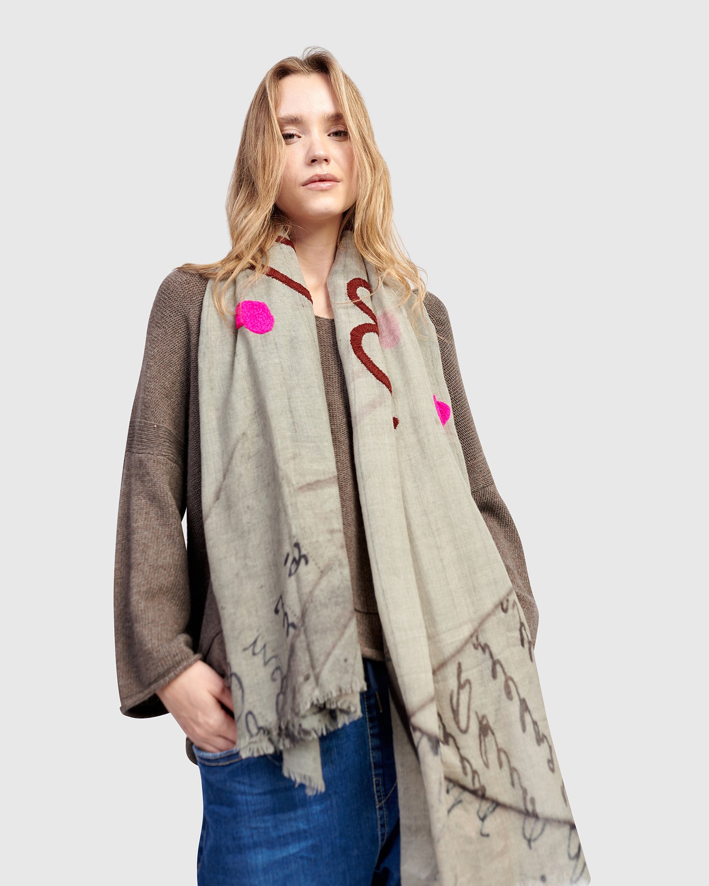 צעיף אפור בהיר רקום מודפסים