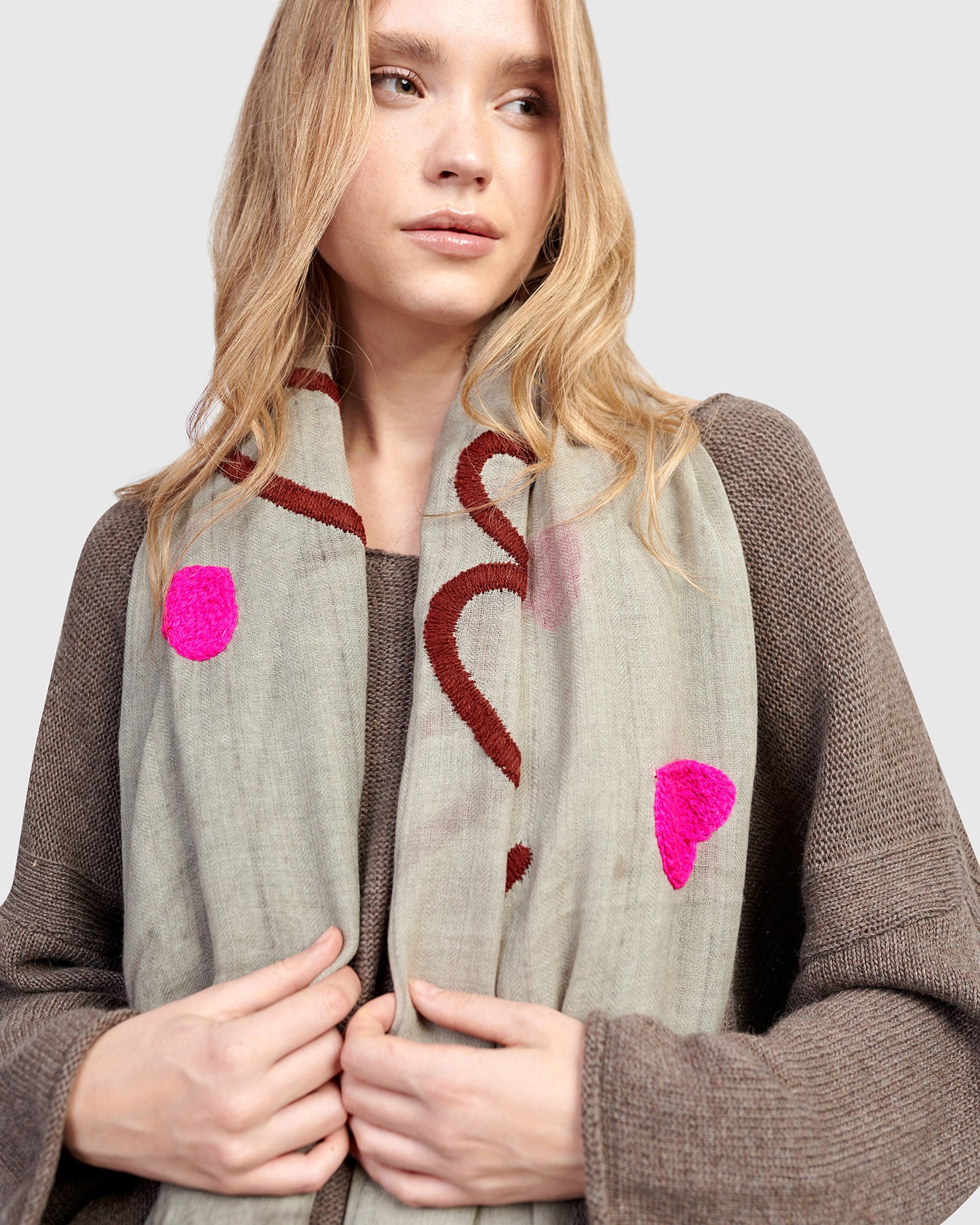 צעיף אפור בהיר רקום מודפסים