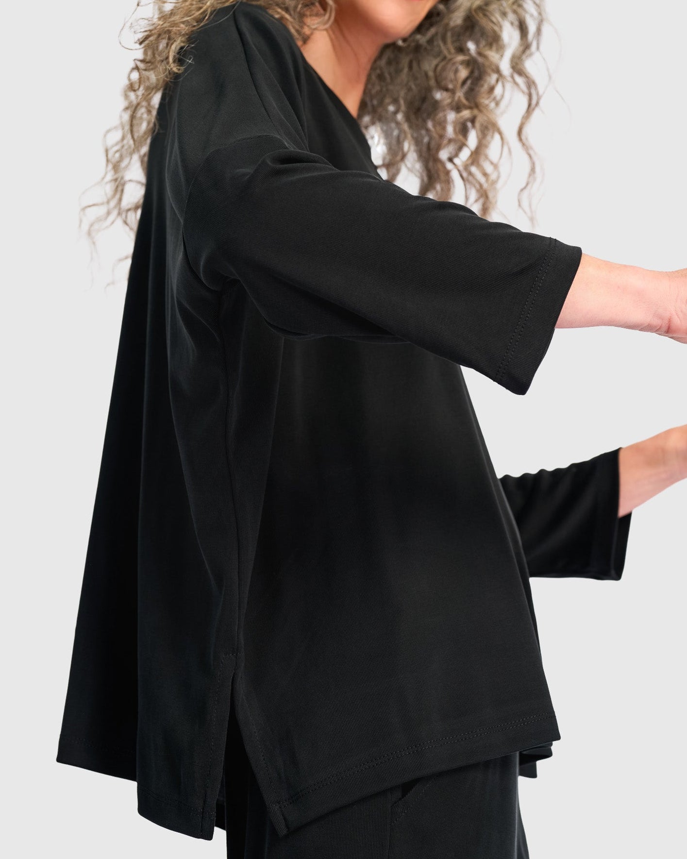 טישירט בסטי שחורה