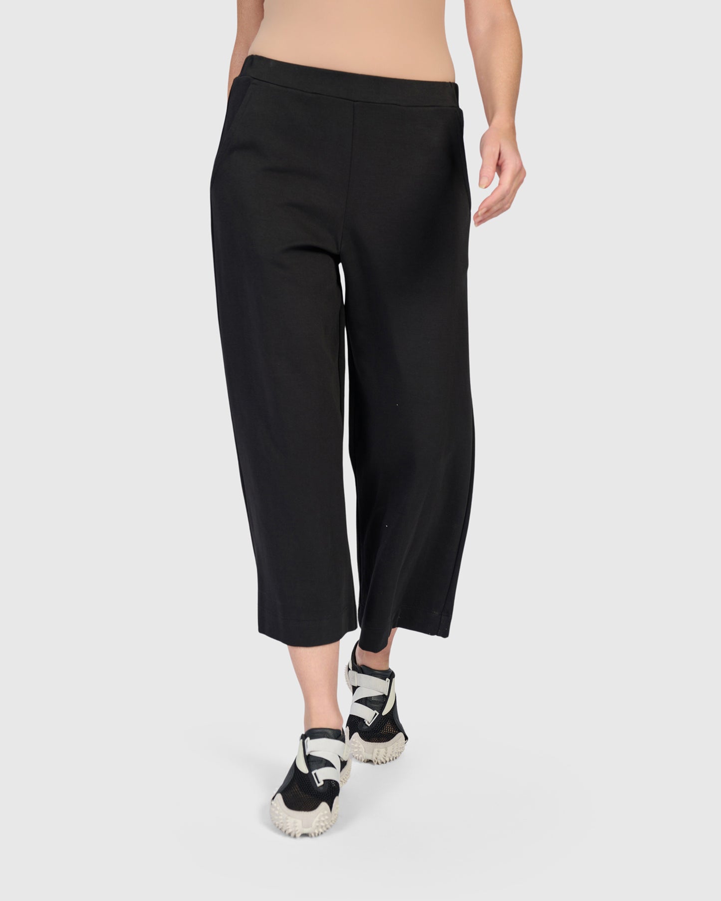 מכנסי אורבן בסטי קצר שחור