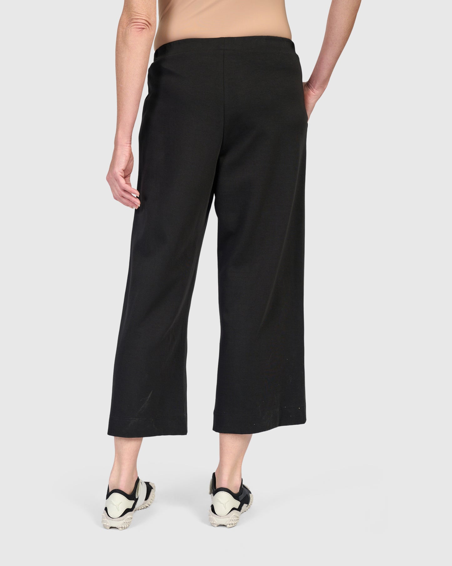 מכנסי אורבן בסטי קצר שחור