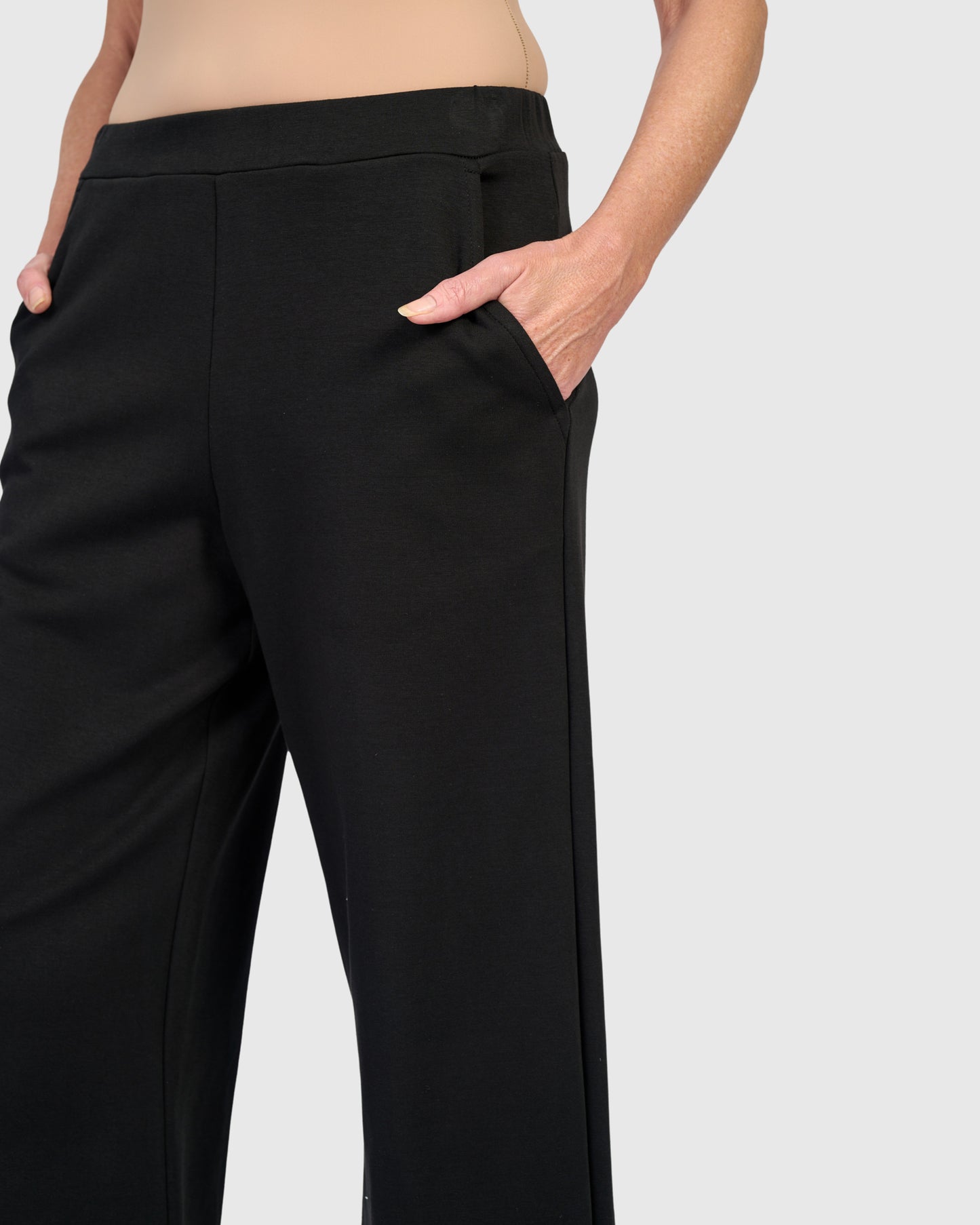 מכנסי אורבן בסטי קצר שחור