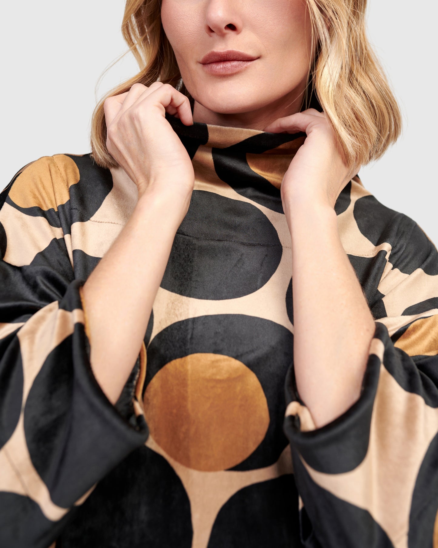 טוניקה פורצת קטיפה עיגולים