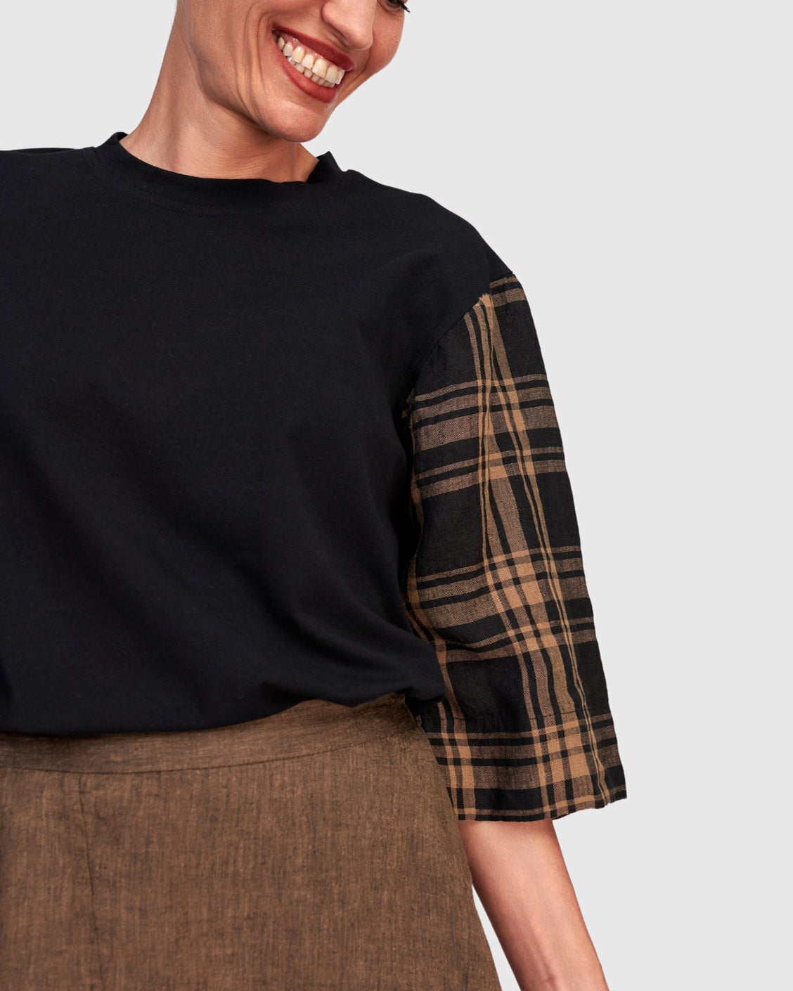 טישירט שרוול פשתן שחורה