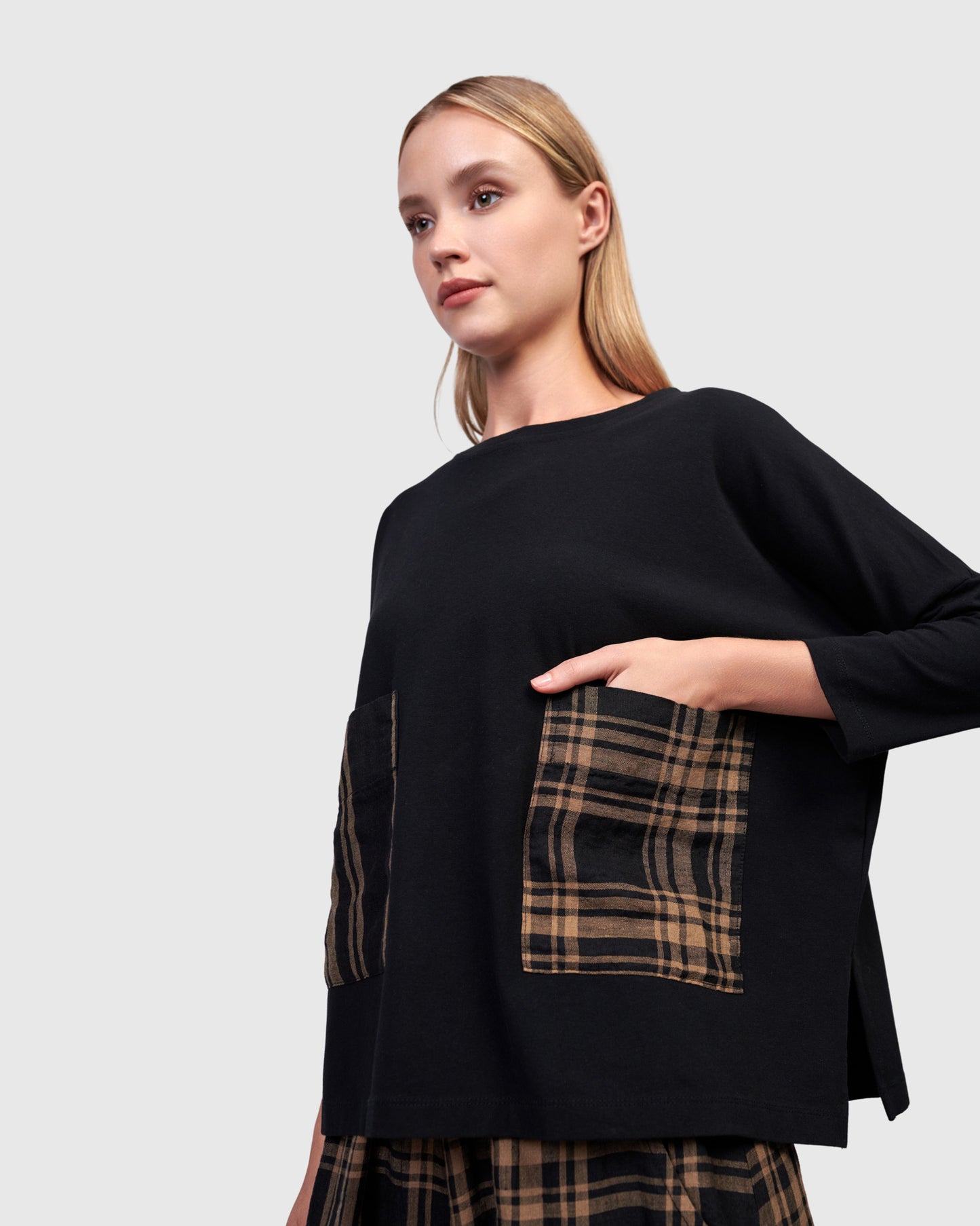 טישירט כיסי פשתן שחורה