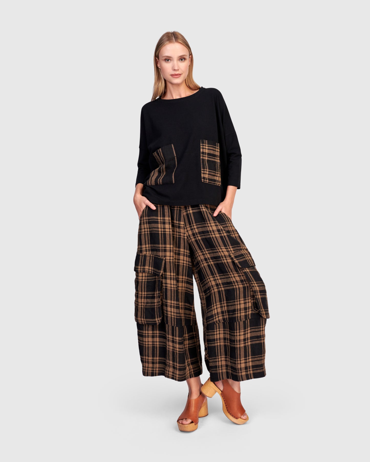 טישירט כיסי פשתן שחורה