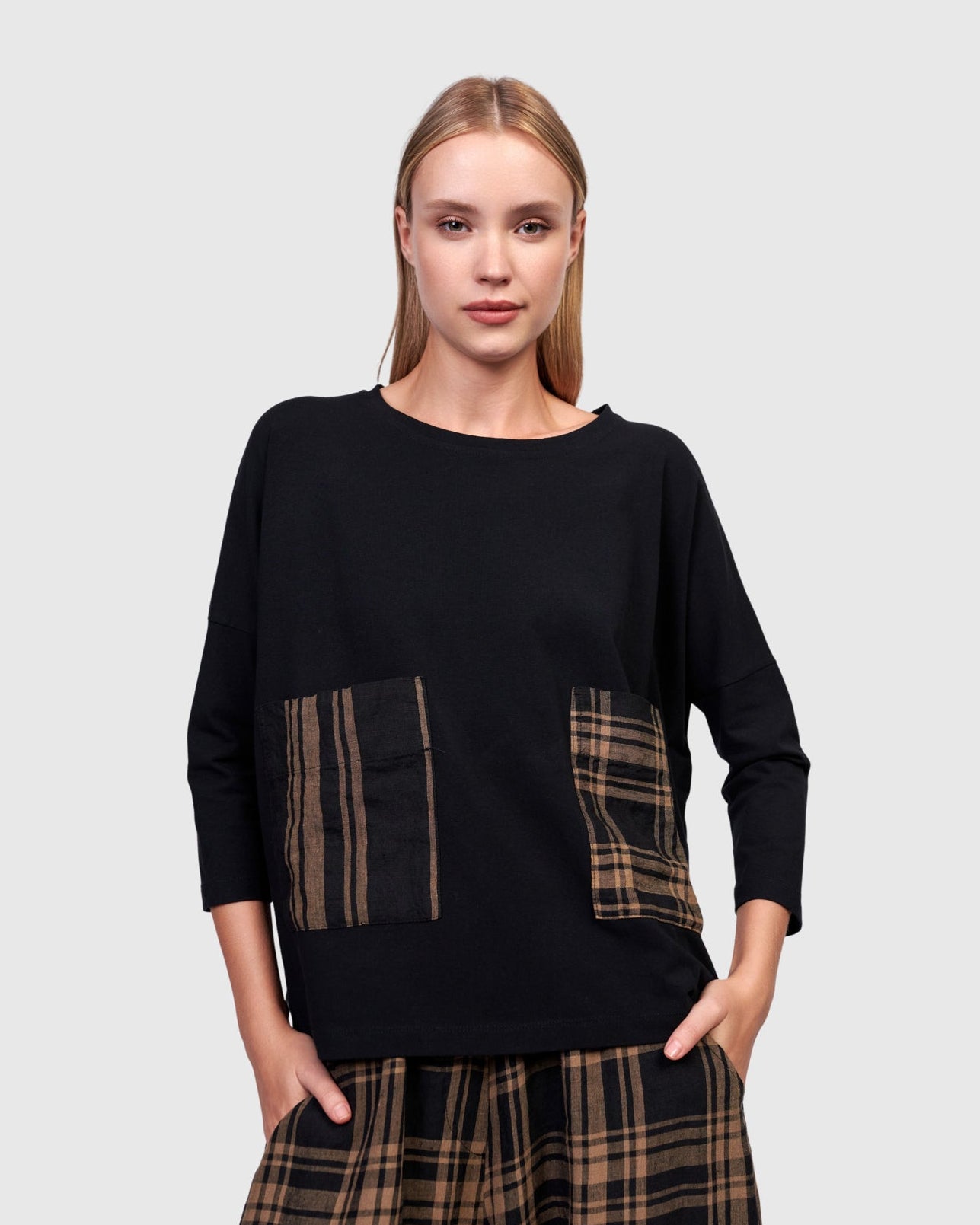 טישירט כיסי פשתן שחורה