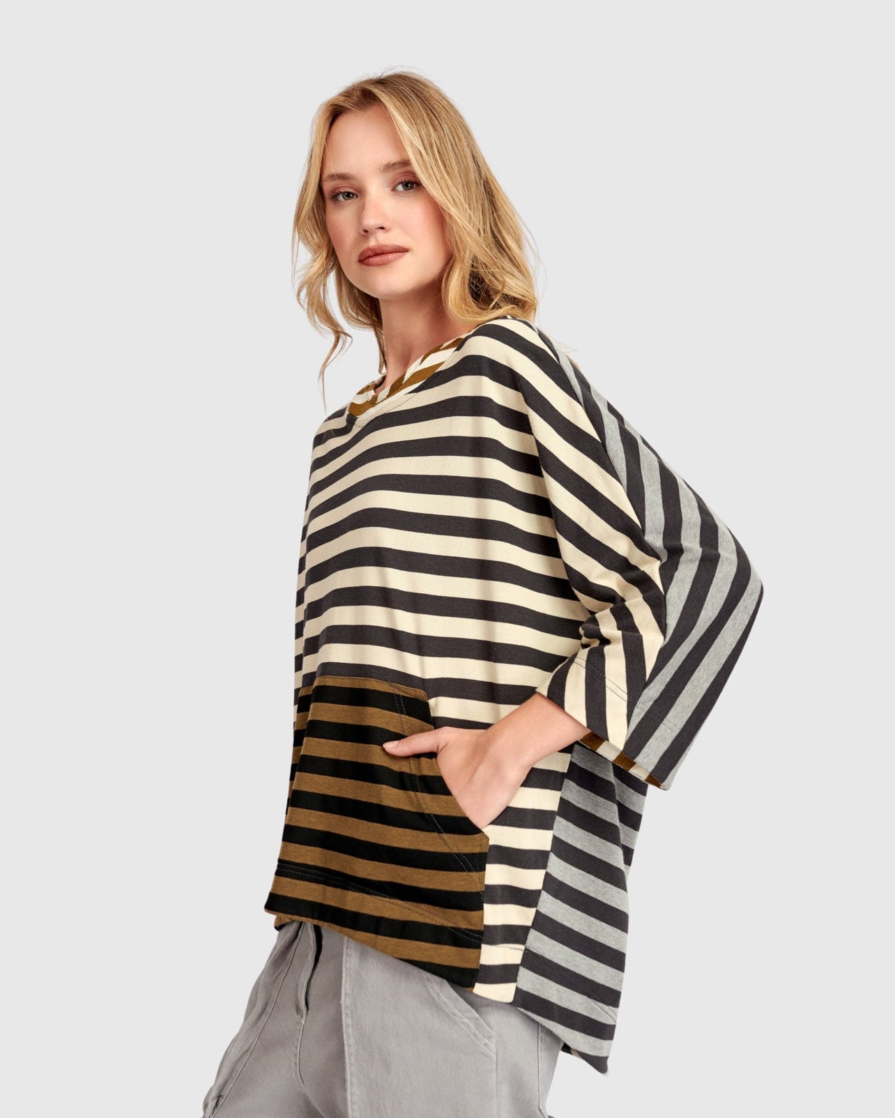 סווטישרט אורבן קפוצ'ון שילוב פסים