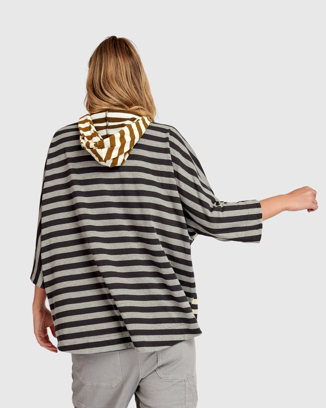 סווטישרט אורבן קפוצ'ון שילוב פסים