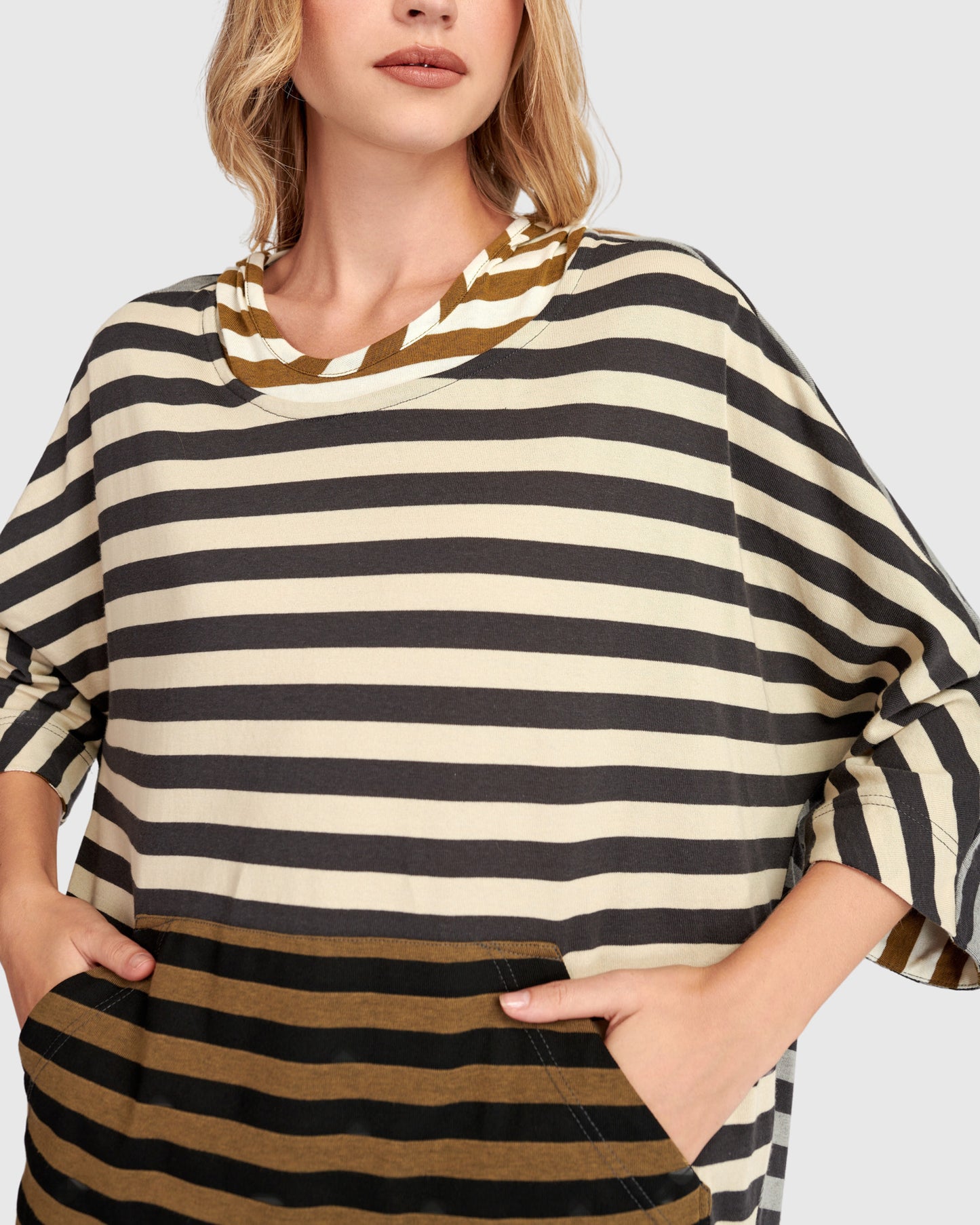 סווטישרט אורבן קפוצ'ון שילוב פסים