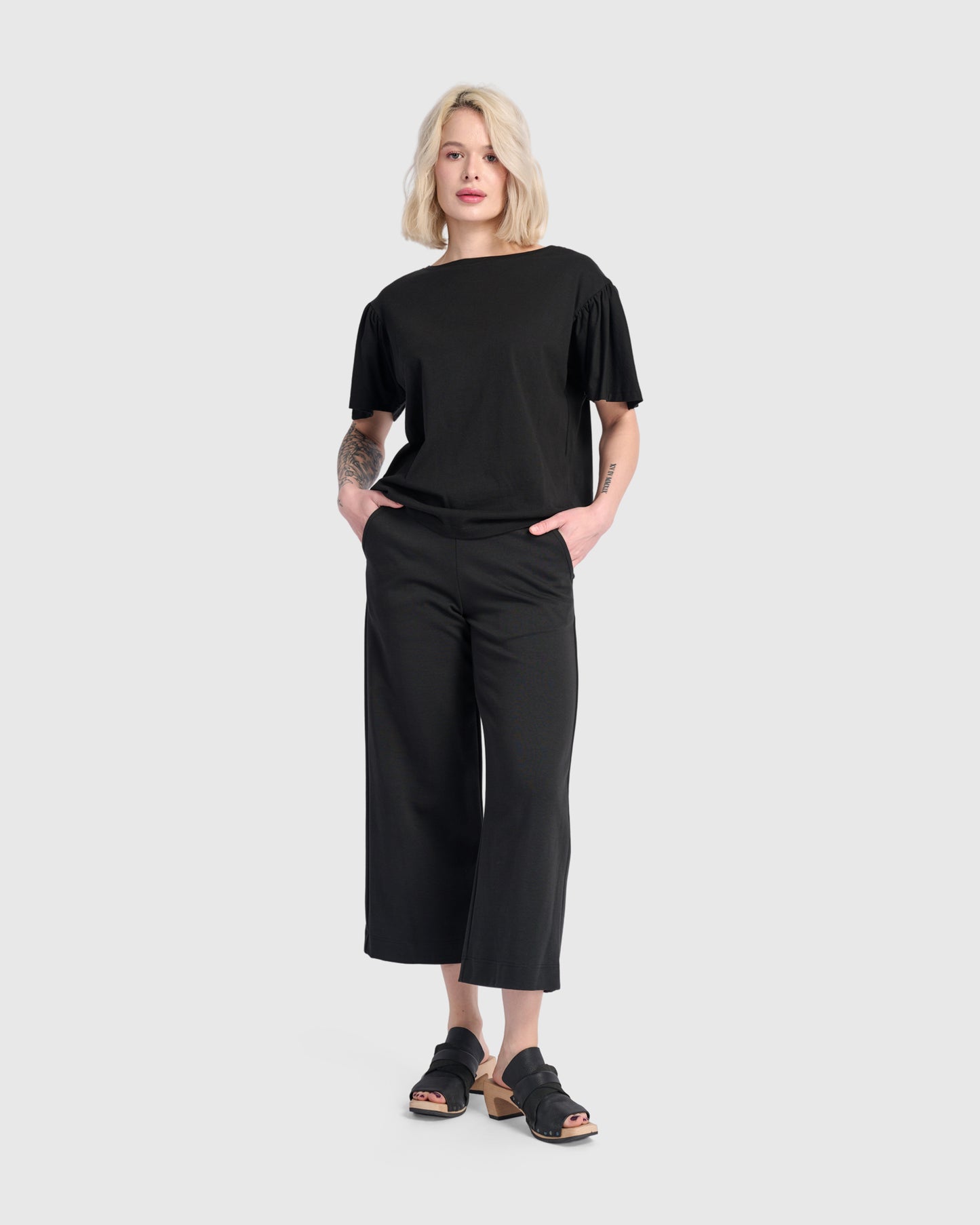 טישירט אורבן קפלים שחורה