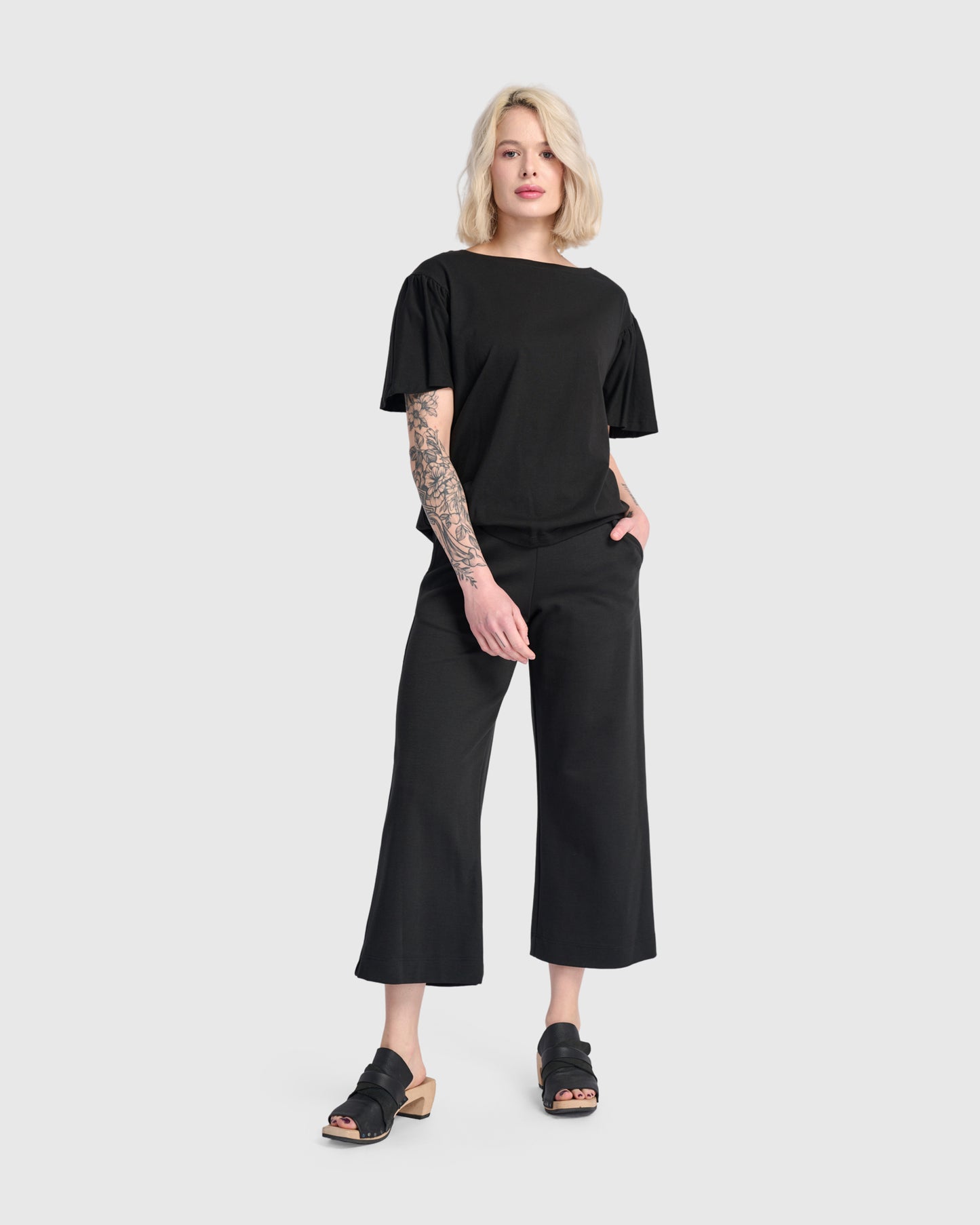 טישירט אורבן קפלים שחורה