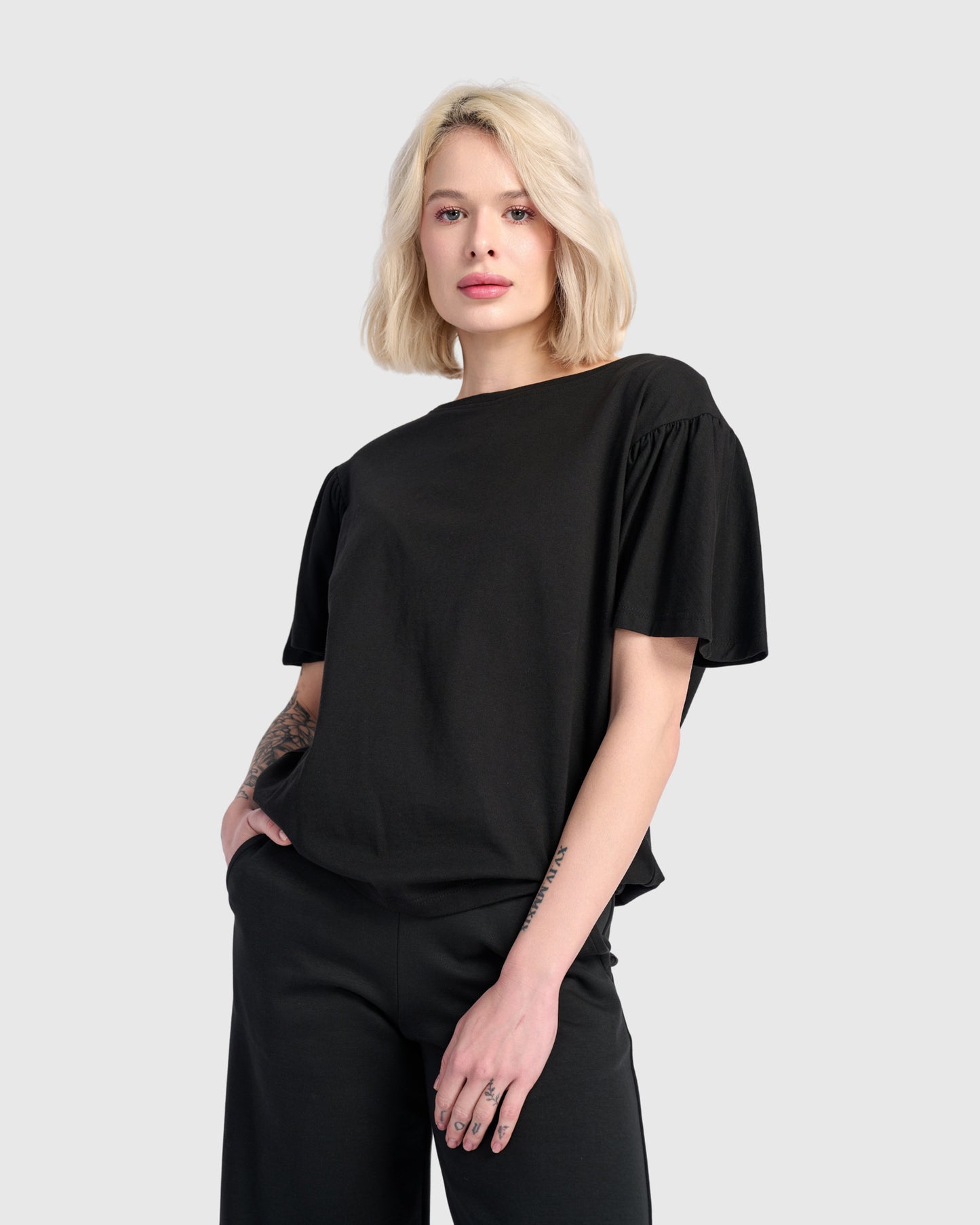 טישירט אורבן קפלים שחורה