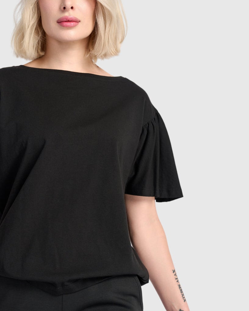 טישירט אורבן קפלים שחורה