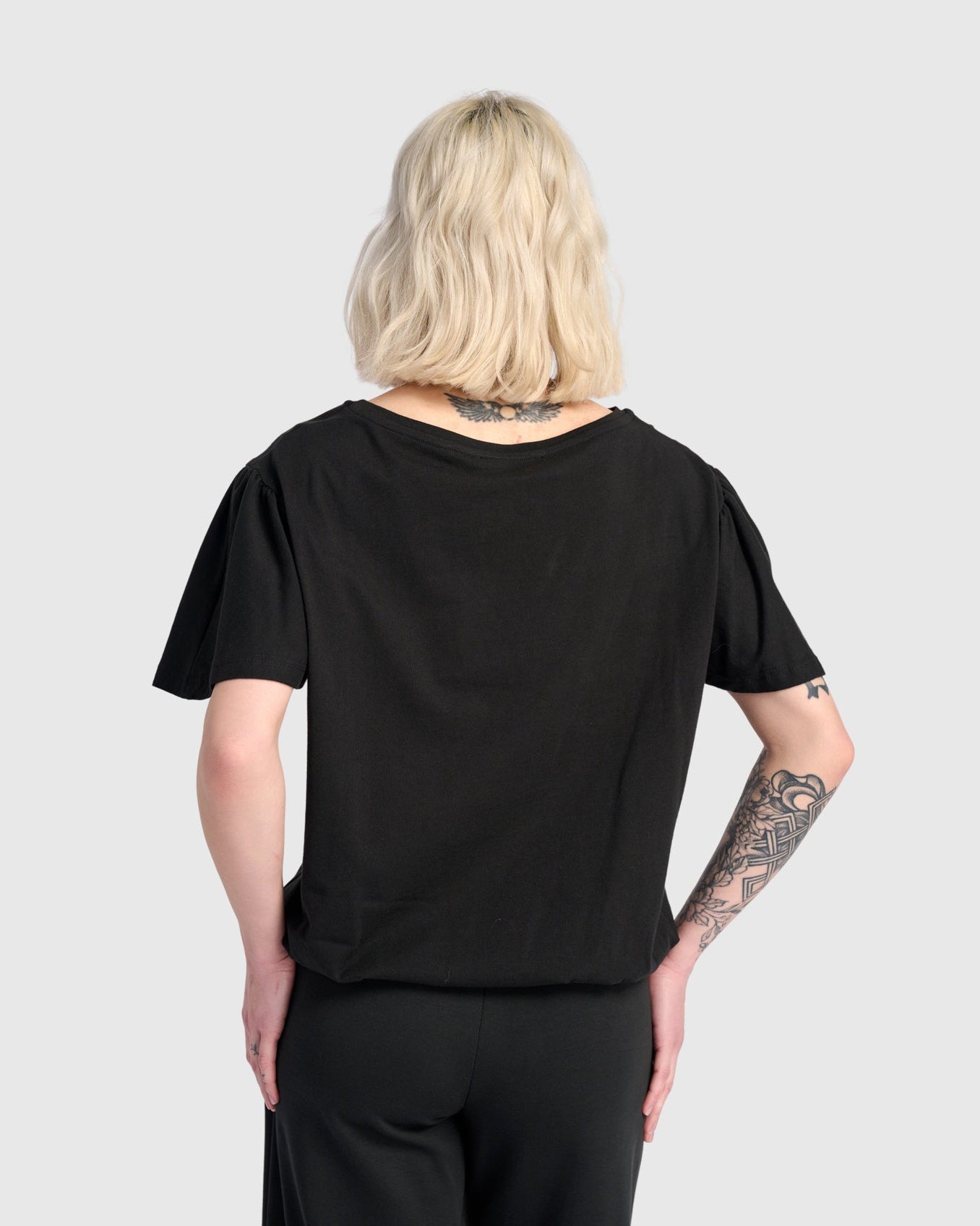 טישירט אורבן קפלים שחורה