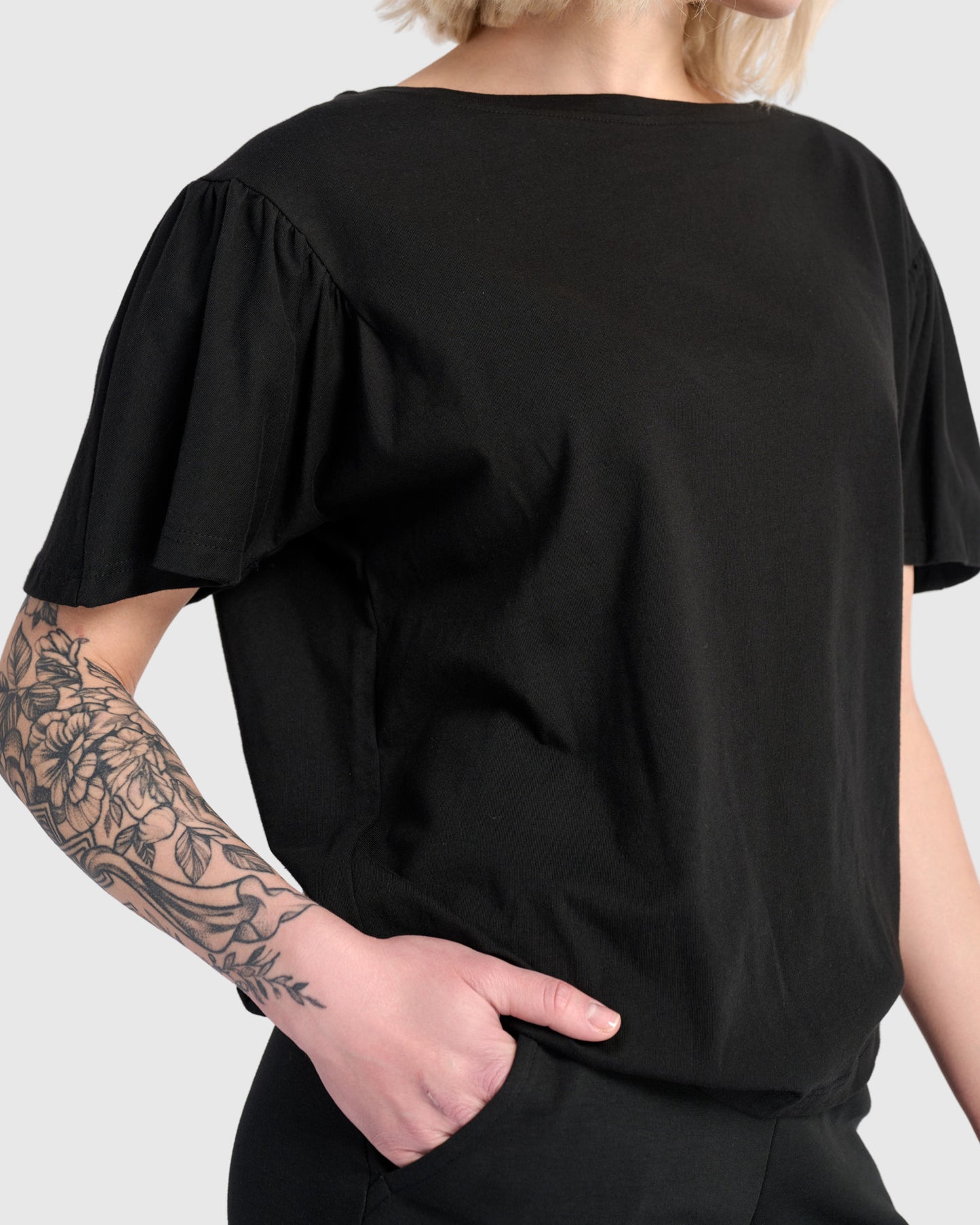 טישירט אורבן קפלים שחורה