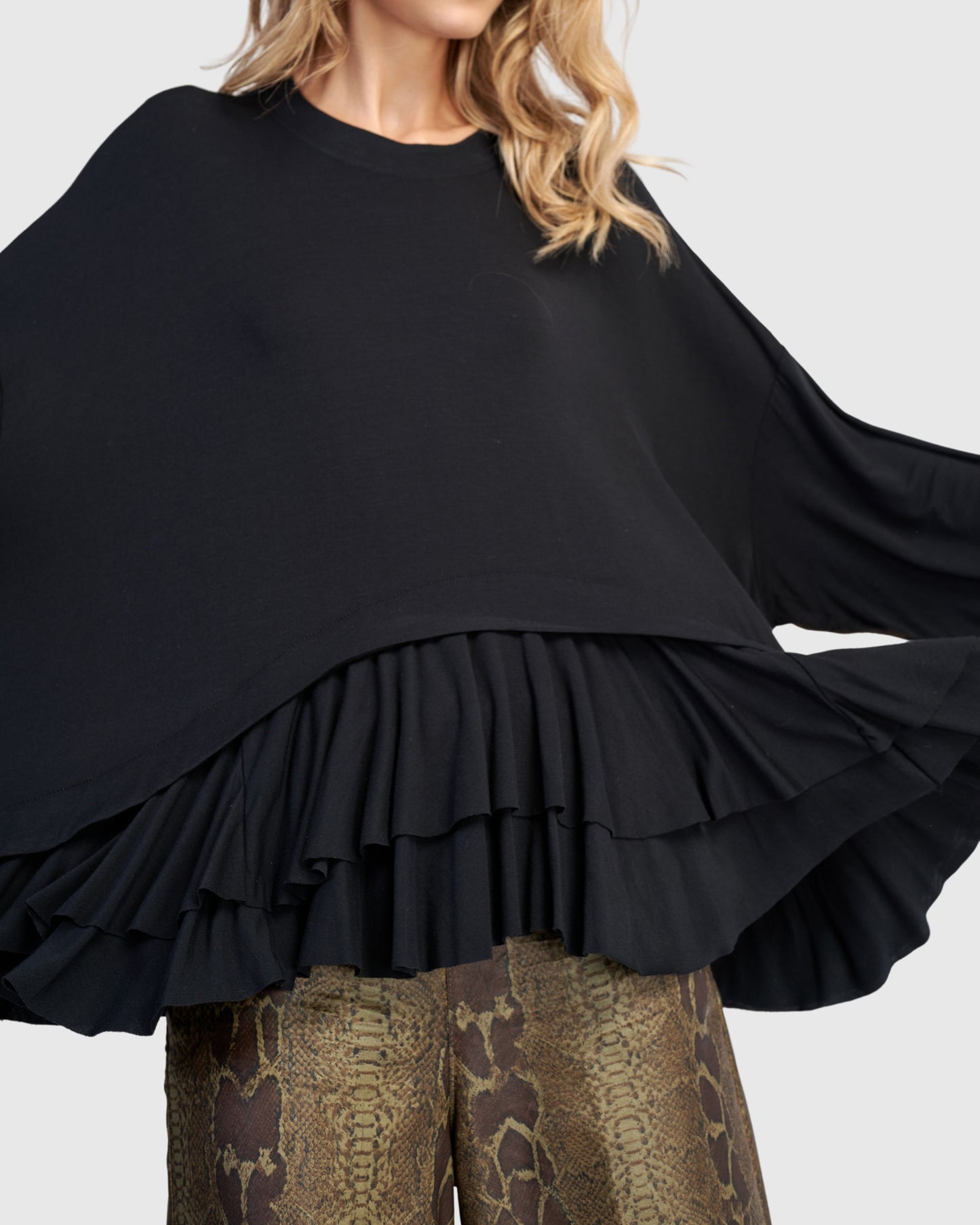 סווטשירט אורבן רחב מודל שחור