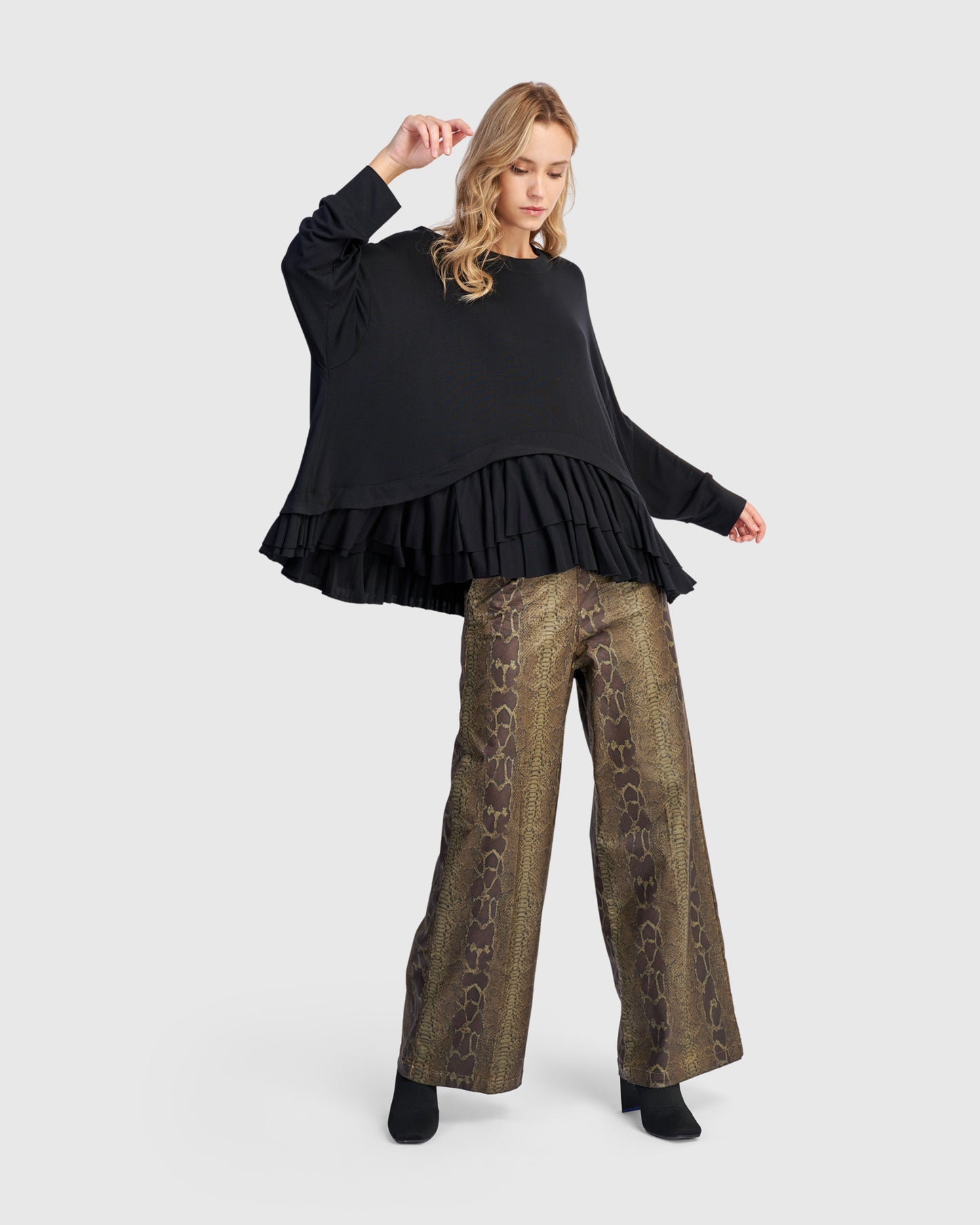 סווטשירט אורבן רחב מודל שחור