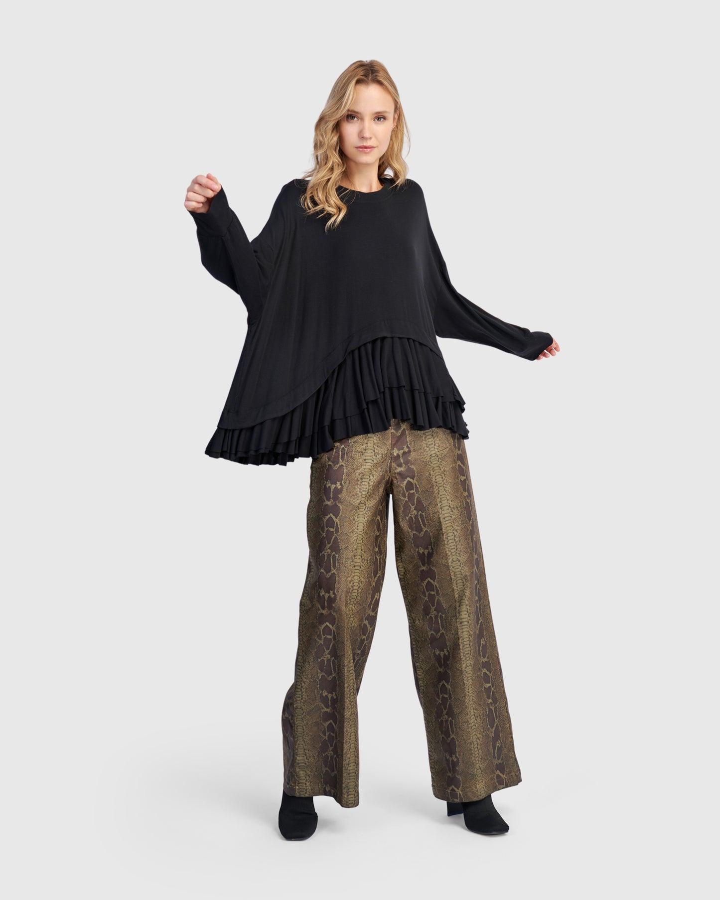 סווטשירט אורבן רחב מודל שחור