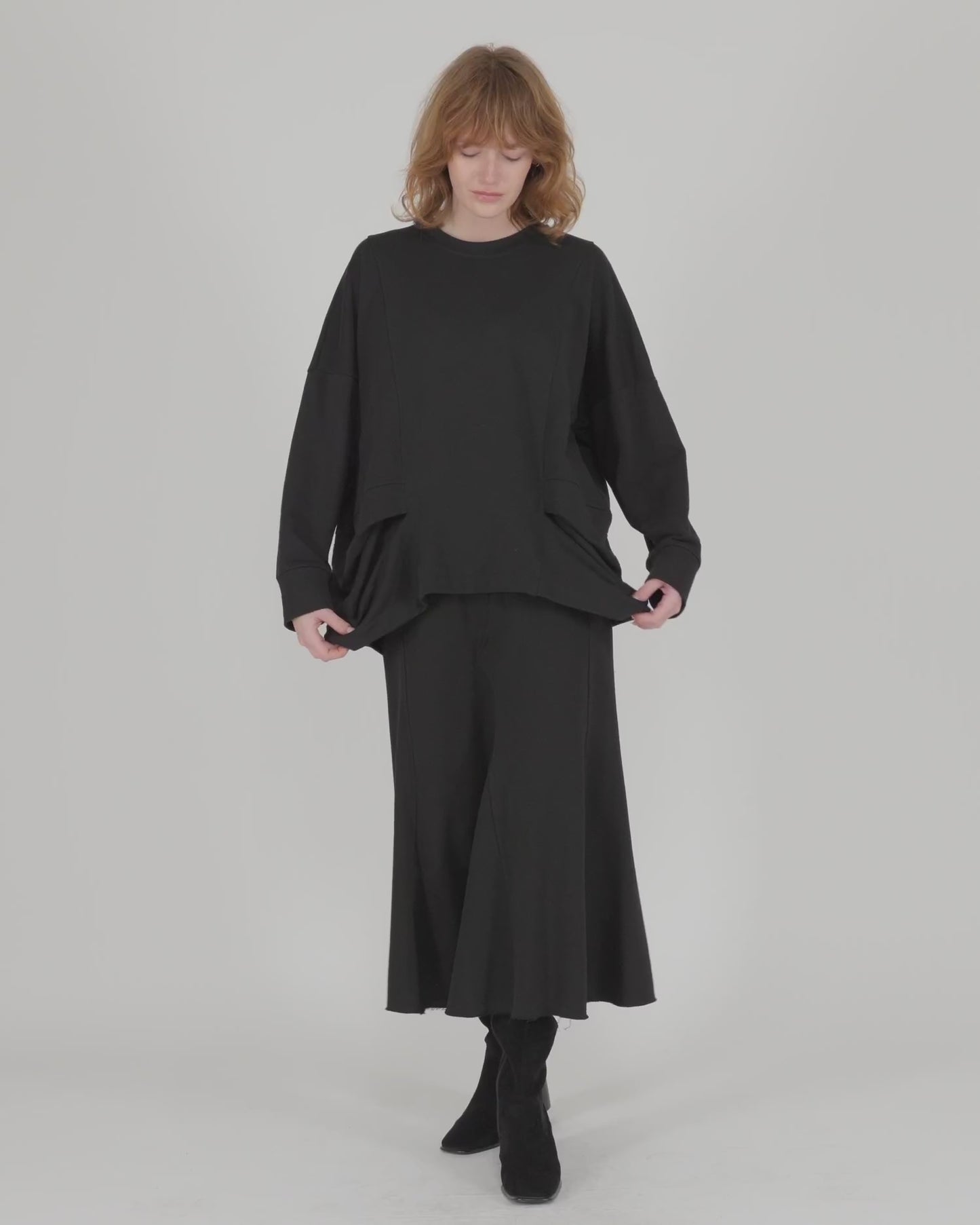 להעלות ולנגן וידיאו לגלריית צפיה, סווטשירט אורבן קפלים שחור
