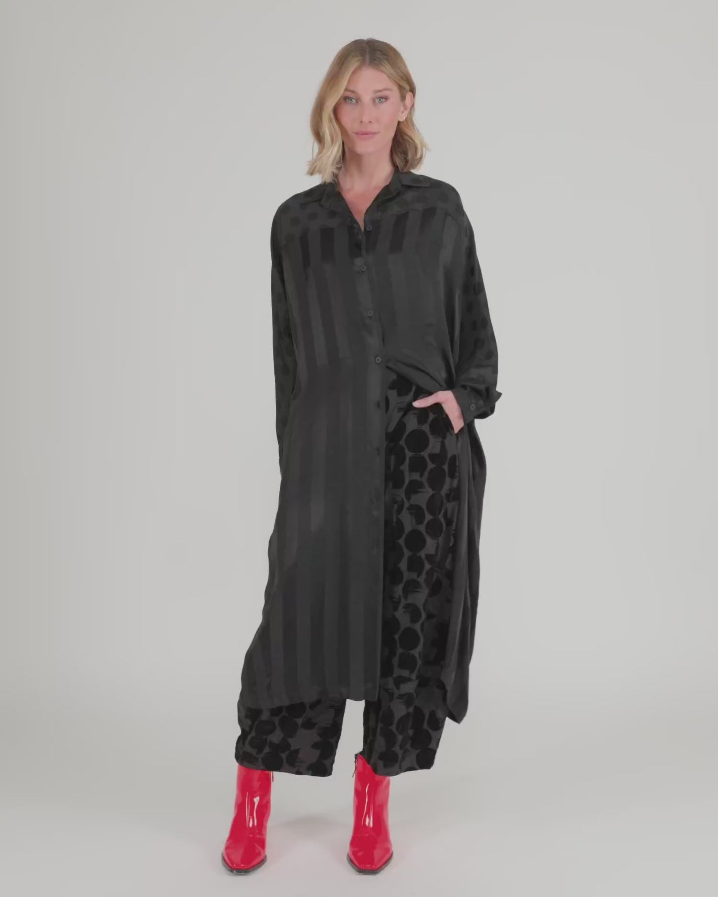 להעלות ולנגן וידיאו לגלריית צפיה, שמלה מעיל שחורה
