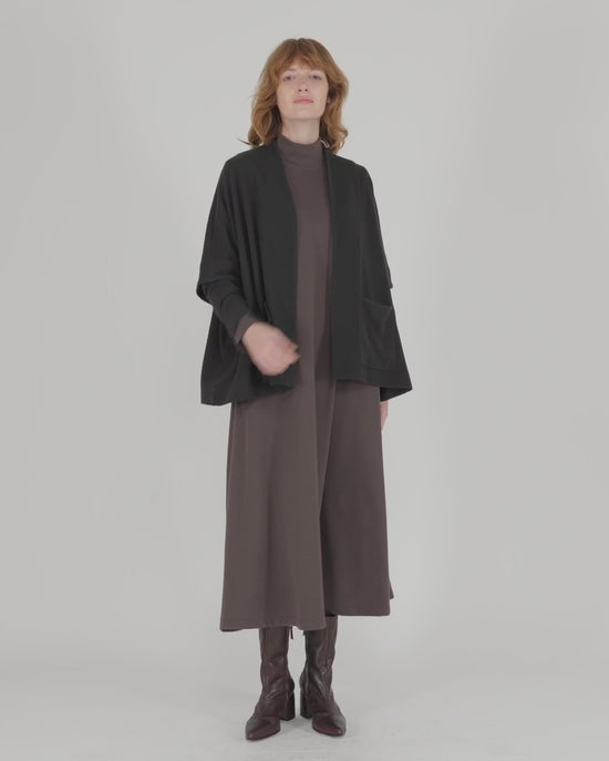 להעלות ולנגן וידיאו לגלריית צפיה, ז&amp;#39;קט אורבן על חולצה שחור
