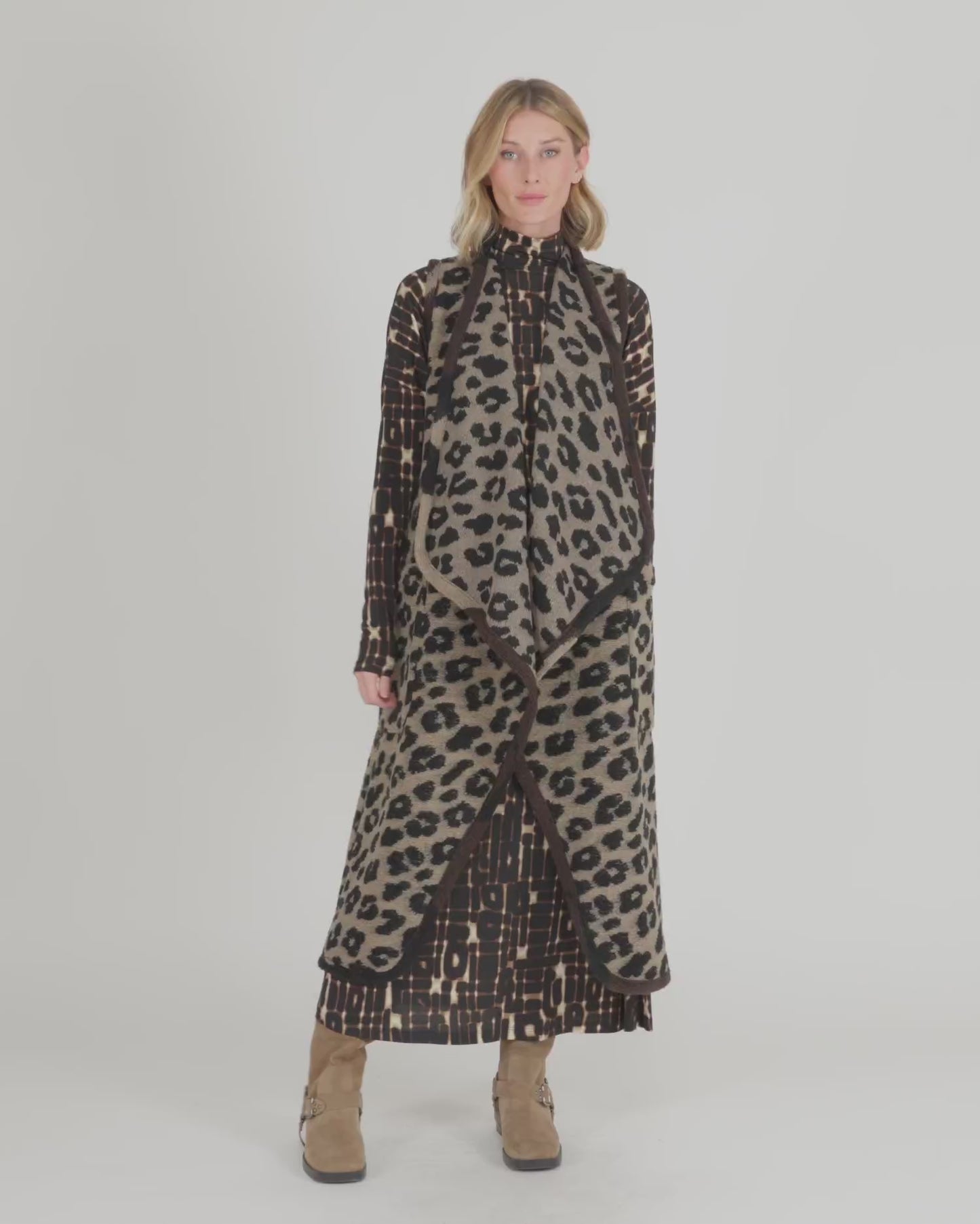 להעלות ולנגן וידיאו לגלריית צפיה, ווסט ארוך לאופרד מנומר
