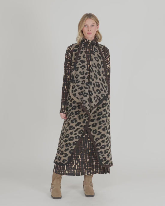 להעלות ולנגן וידיאו לגלריית צפיה, ווסט ארוך לאופרד מנומר
