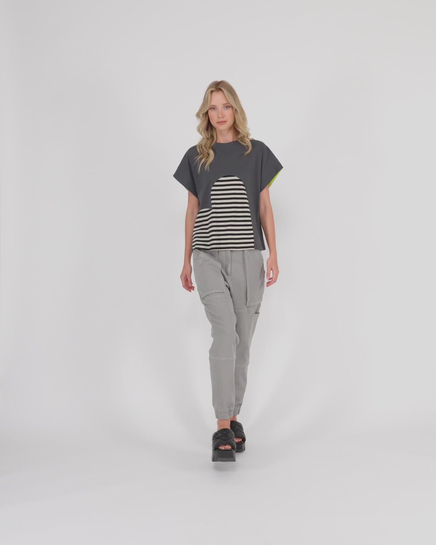 להעלות ולנגן וידיאו לגלריית צפיה, טישירט אורבן לב אפור
