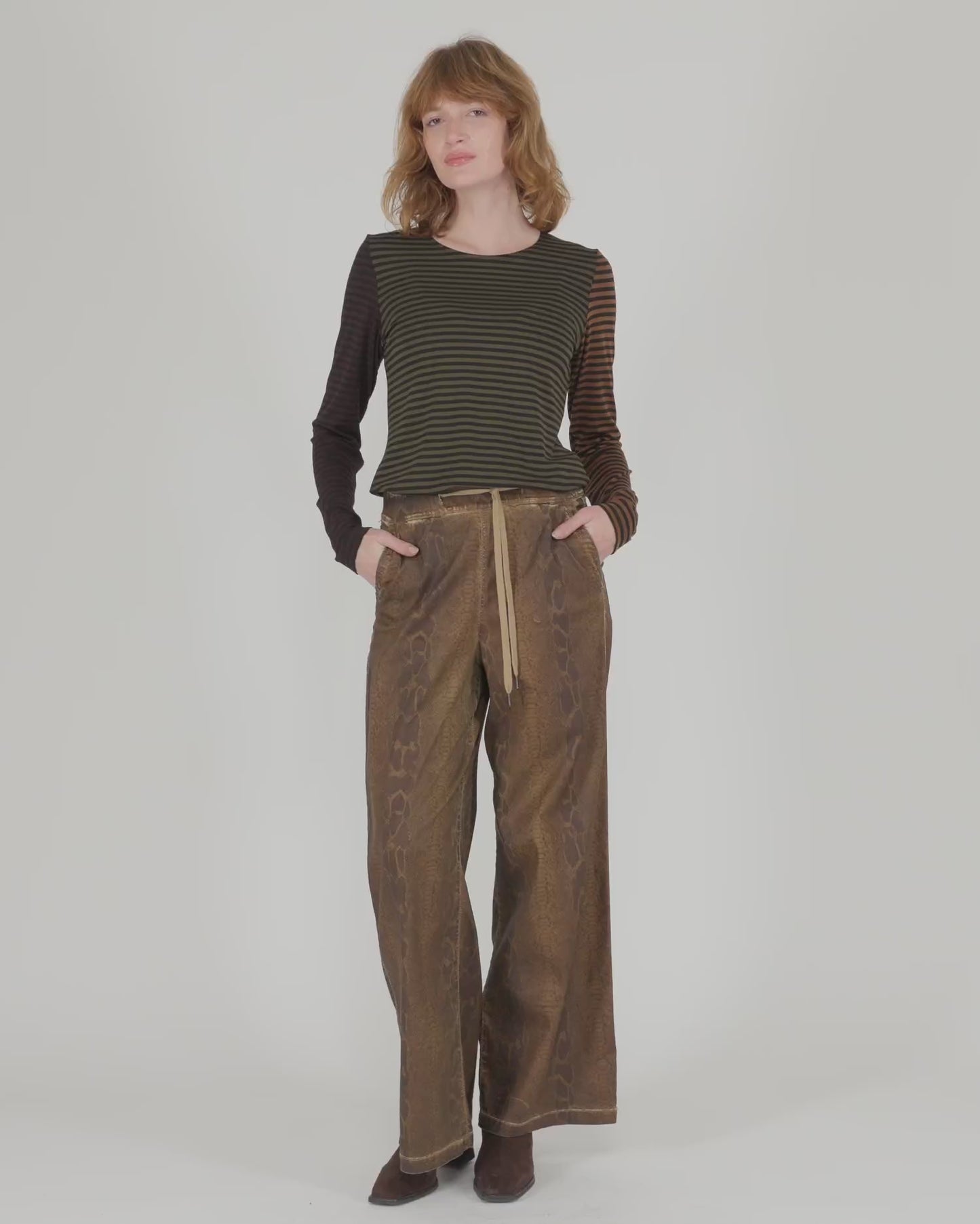 להעלות ולנגן וידיאו לגלריית צפיה, מכנסי גריי רחבים נחש
