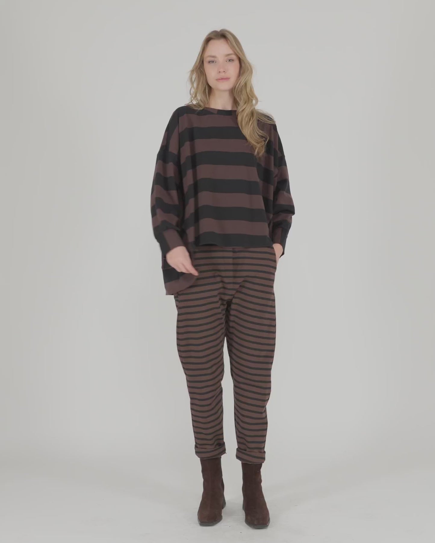 להעלות ולנגן וידיאו לגלריית צפיה, מכנסי אורבן מדויק פסים
