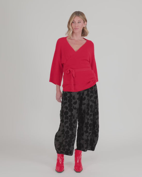 להעלות ולנגן וידיאו לגלריית צפיה, מכנסי פלוק שחור
