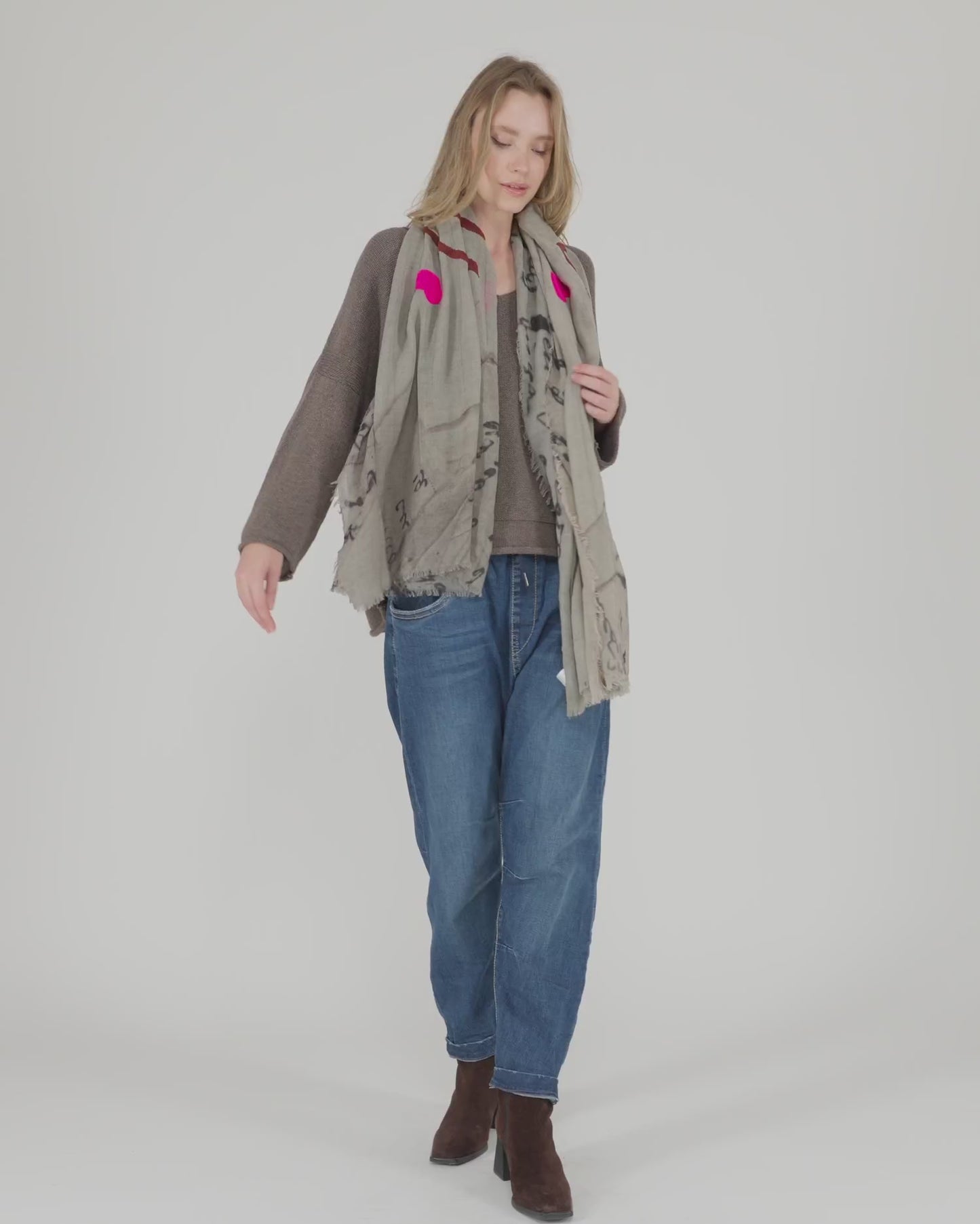 להעלות ולנגן וידיאו לגלריית צפיה, צעיף אפור בהיר רקום מודפסים
