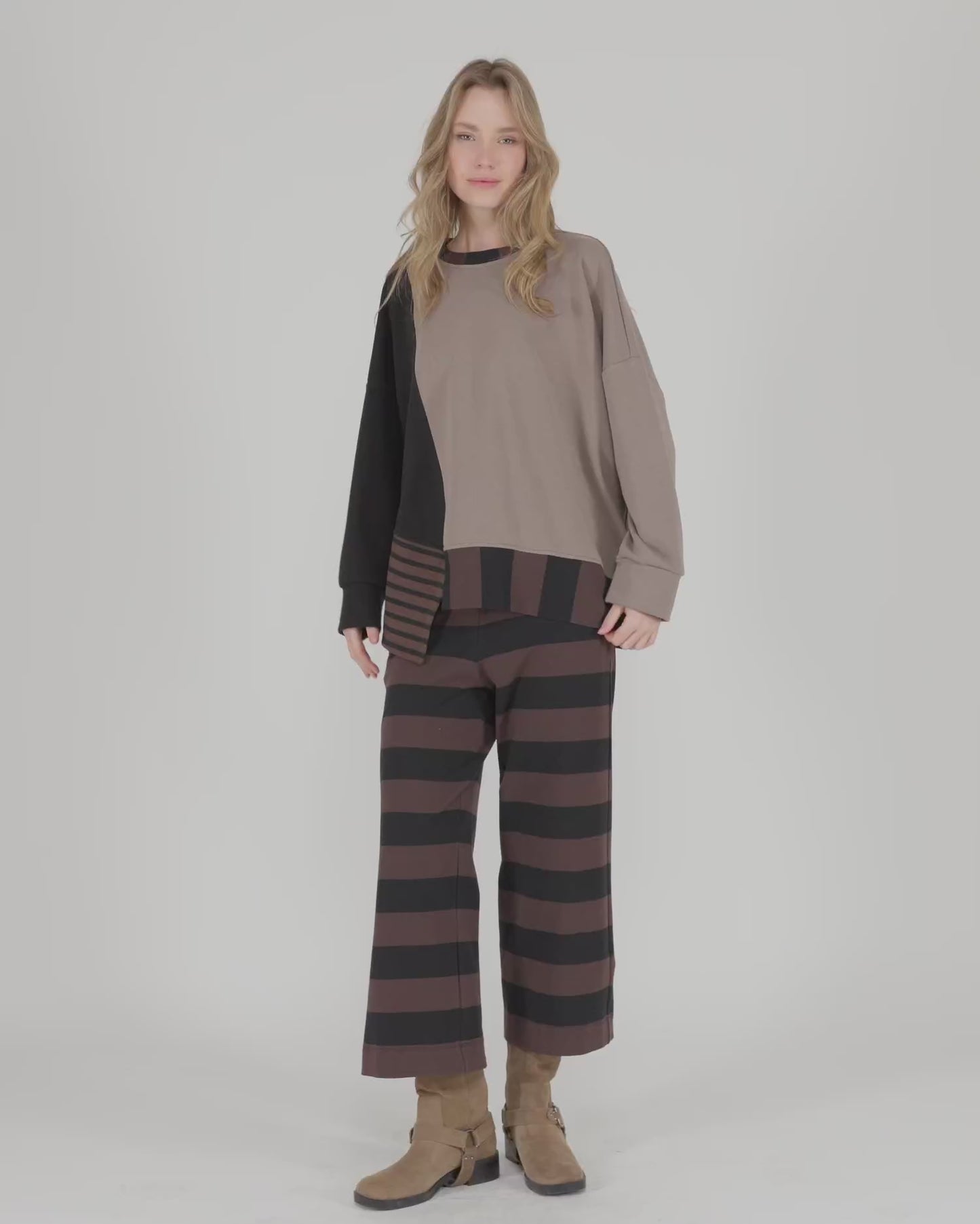 להעלות ולנגן וידיאו לגלריית צפיה, מכנסי אורבן בסטי פסים חום
