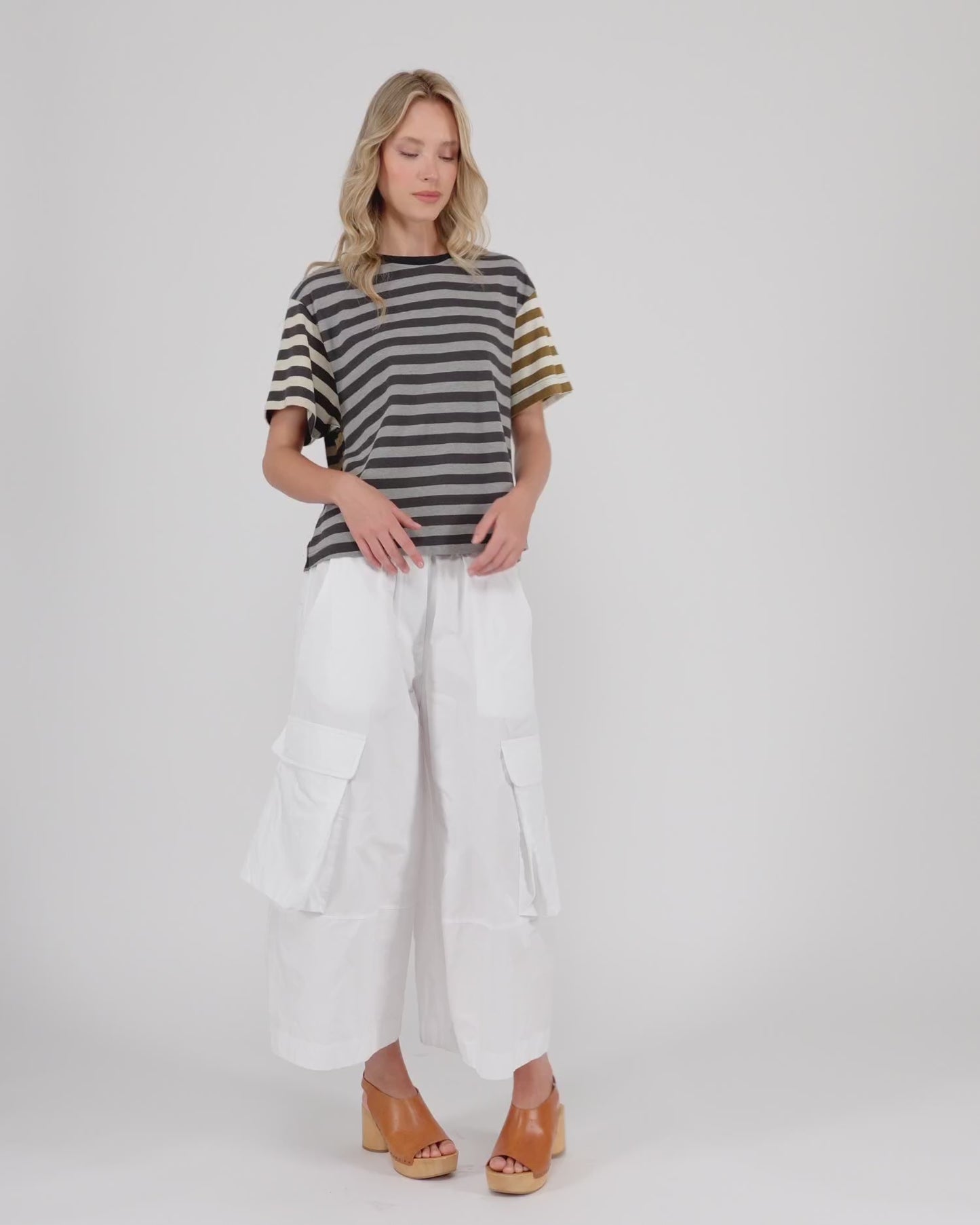 להעלות ולנגן וידיאו לגלריית צפיה, טישירט אורבן שילוב פסים
