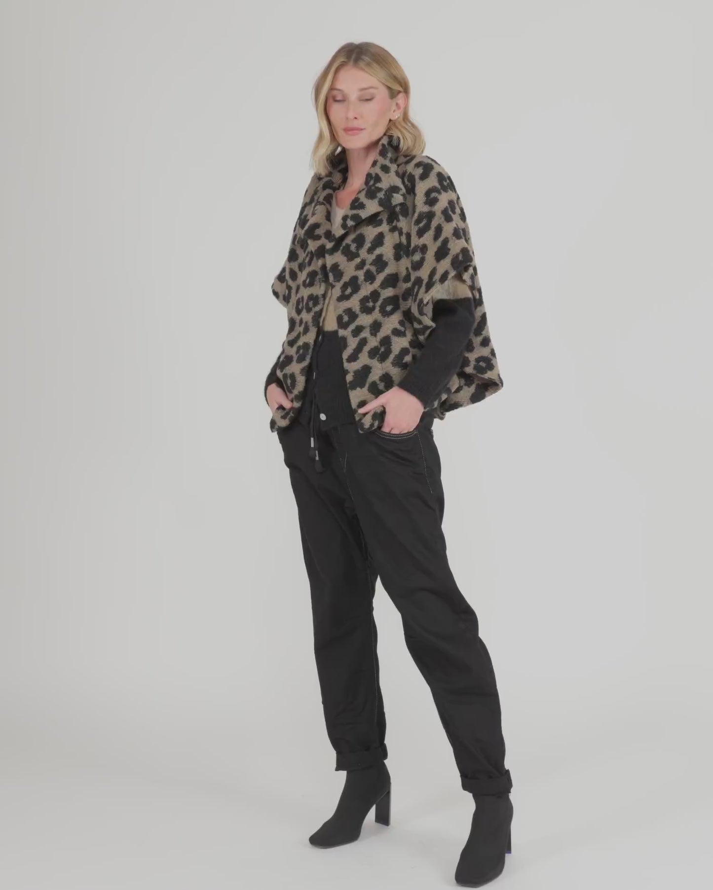 להעלות ולנגן וידיאו לגלריית צפיה, ווסט קצר לאופרד מנומר
