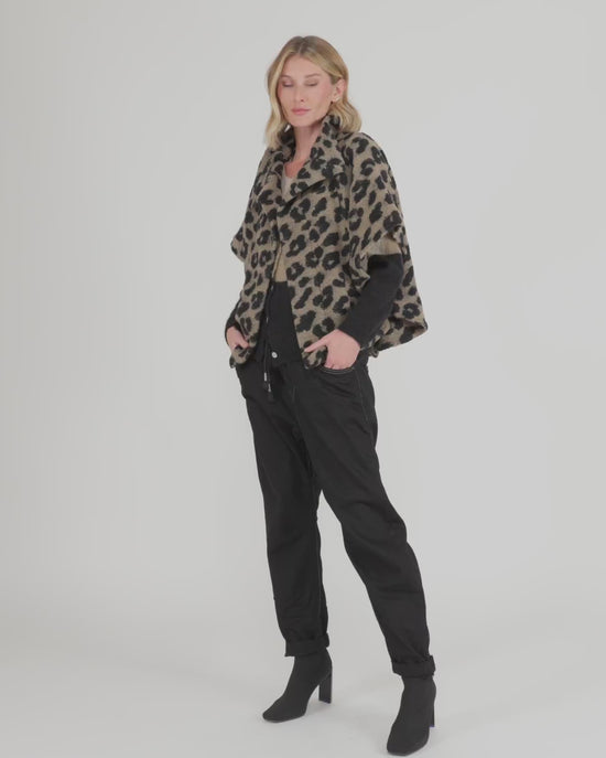 להעלות ולנגן וידיאו לגלריית צפיה, ווסט קצר לאופרד מנומר
