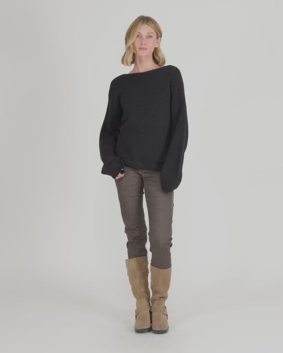 להעלות ולנגן וידיאו לגלריית צפיה, מכנסי גריי חום
