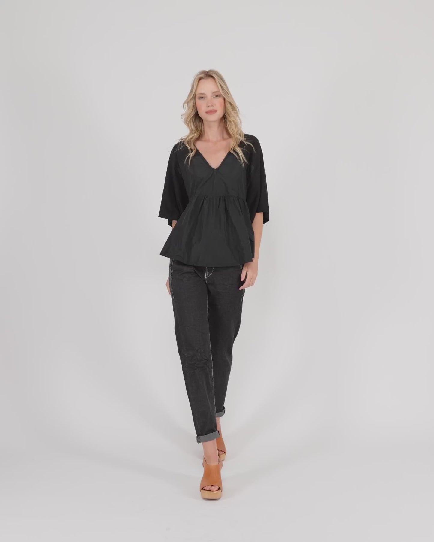 להעלות ולנגן וידיאו לגלריית צפיה, טוניקה אורבן אולימפיה שחורה
