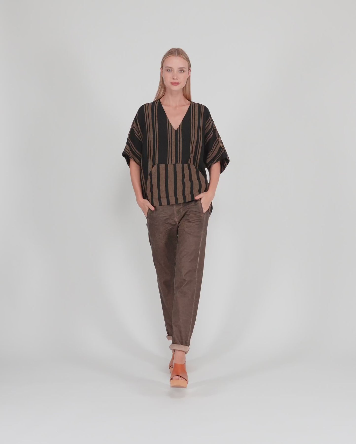 להעלות ולנגן וידיאו לגלריית צפיה, מכנסי גריי חום
