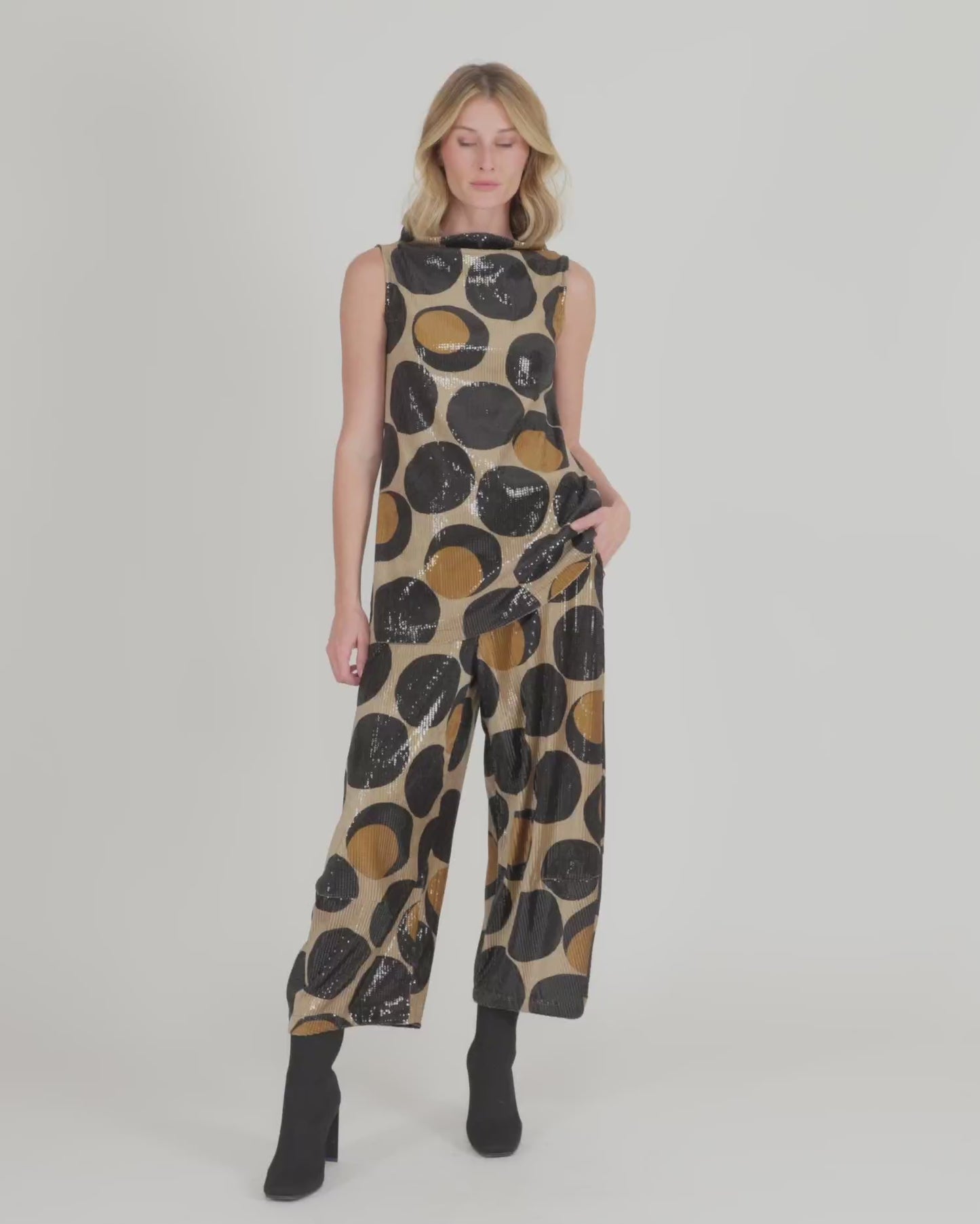 להעלות ולנגן וידיאו לגלריית צפיה, מכנסי פאייטים עיגולים
