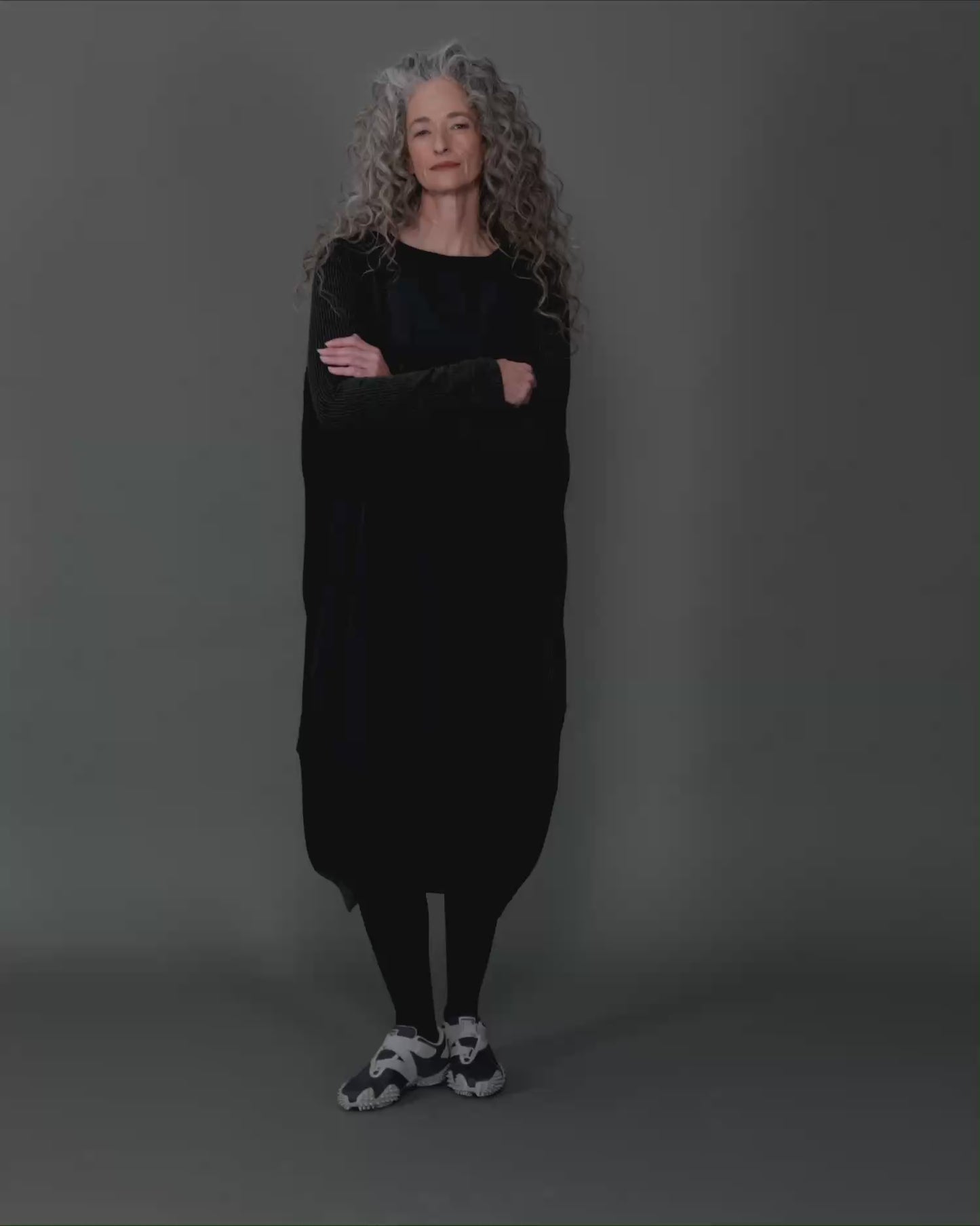 להעלות ולנגן וידיאו לגלריית צפיה, שמלה אורבן מעברים שחורה
