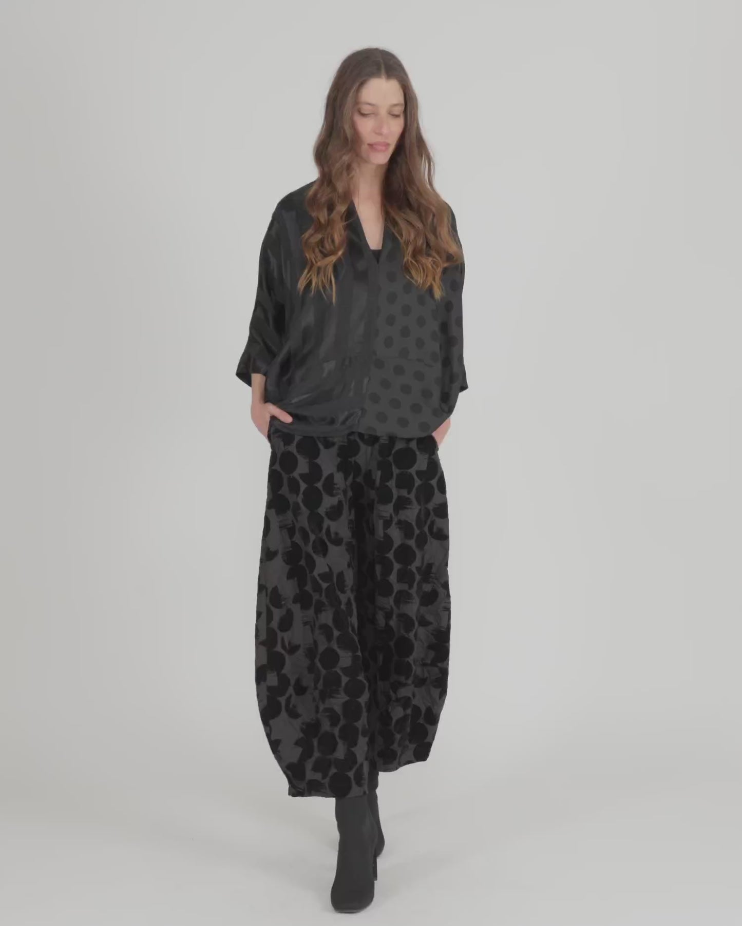 להעלות ולנגן וידיאו לגלריית צפיה, טוניקה חצי חצי שחורה
