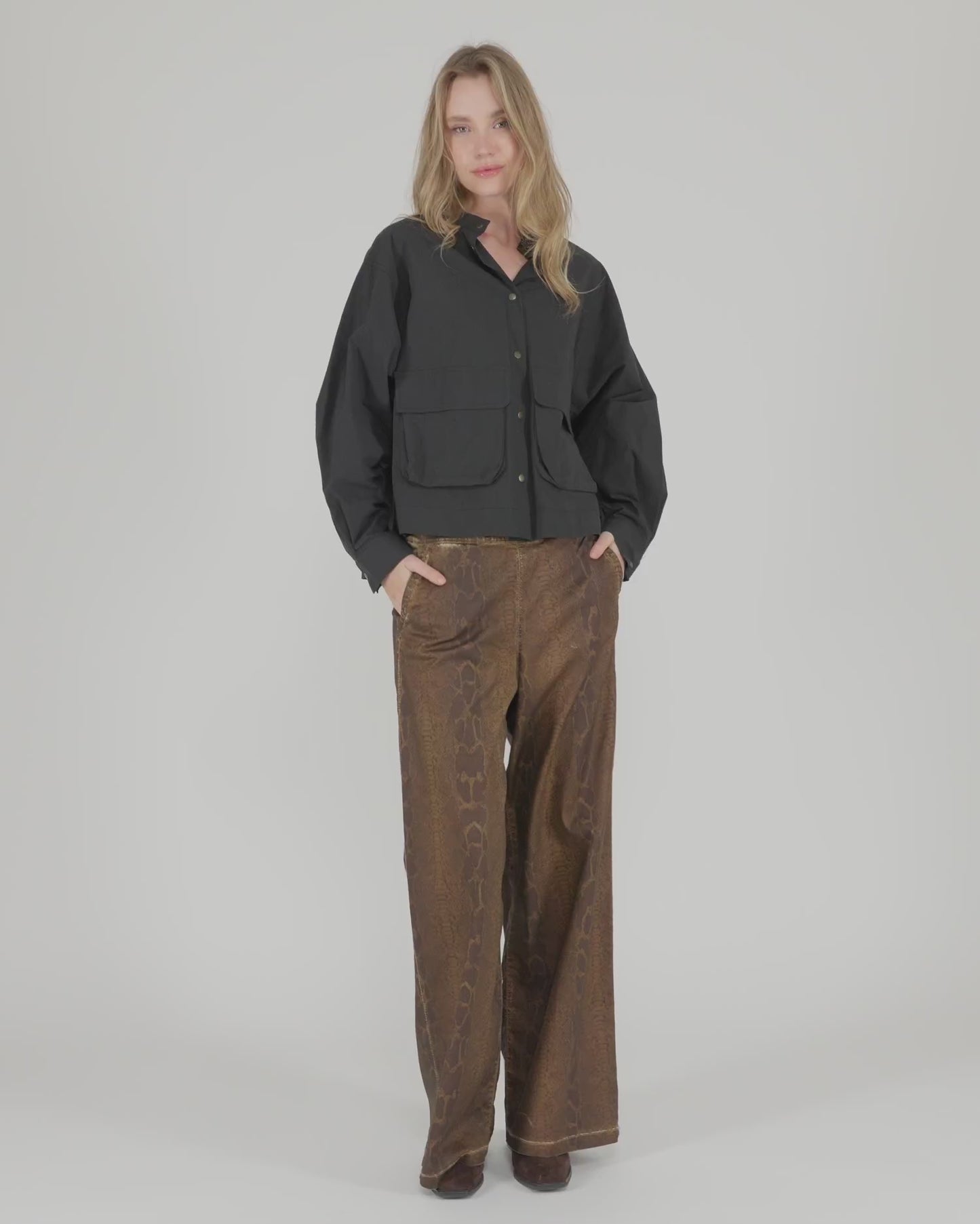 להעלות ולנגן וידיאו לגלריית צפיה, חולצה אורבן מוצלחת שחורה
